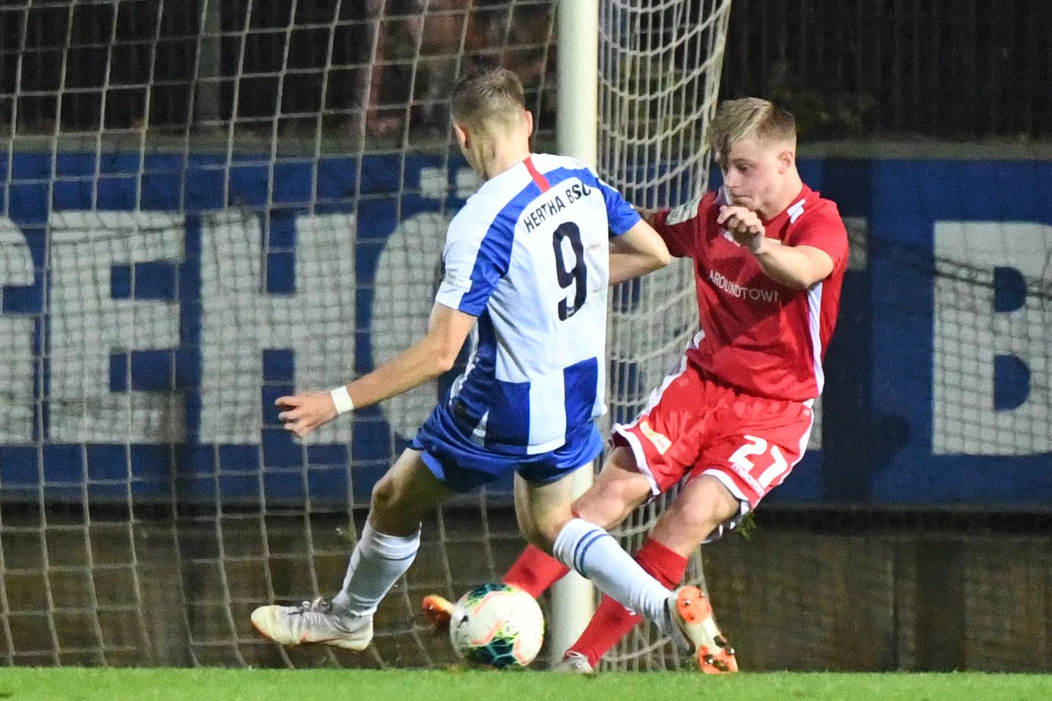 Union-Talent Etienne Nikol (r.) beim U19-Bundesliga-Stadtderby am 23. Oktober 2019 im Duell mit Hertha-Angreifer Marten Winkler.