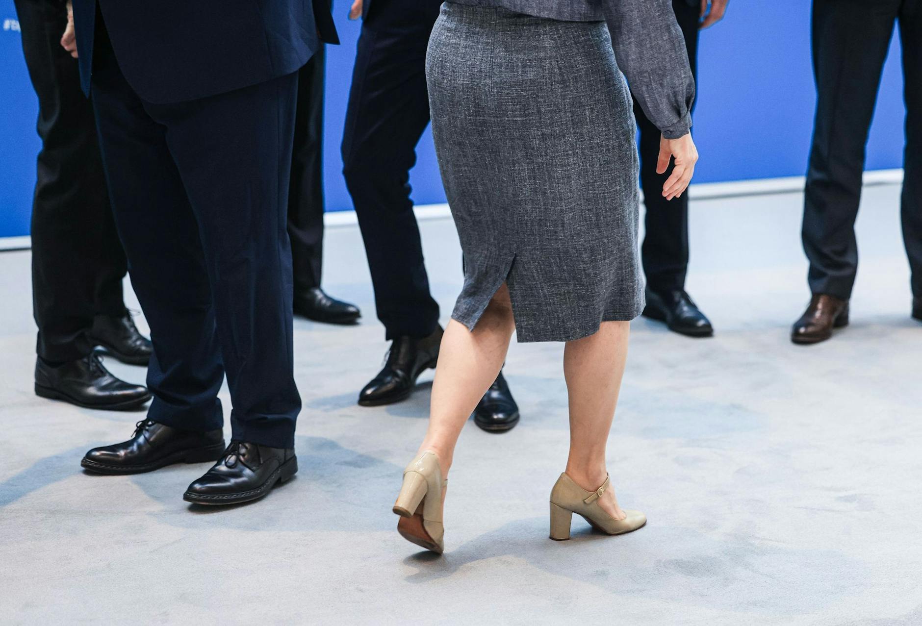 ARCHIV - Rein rechnerisch sieht sich derzeit eine Frau sieben Männern im Vorstand gegenüber.