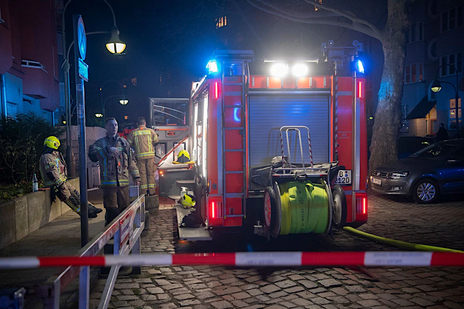 Einsatzfahrzeuge der Feuerwehr stehen in der Silvesternacht unweit der Urbanstraße.