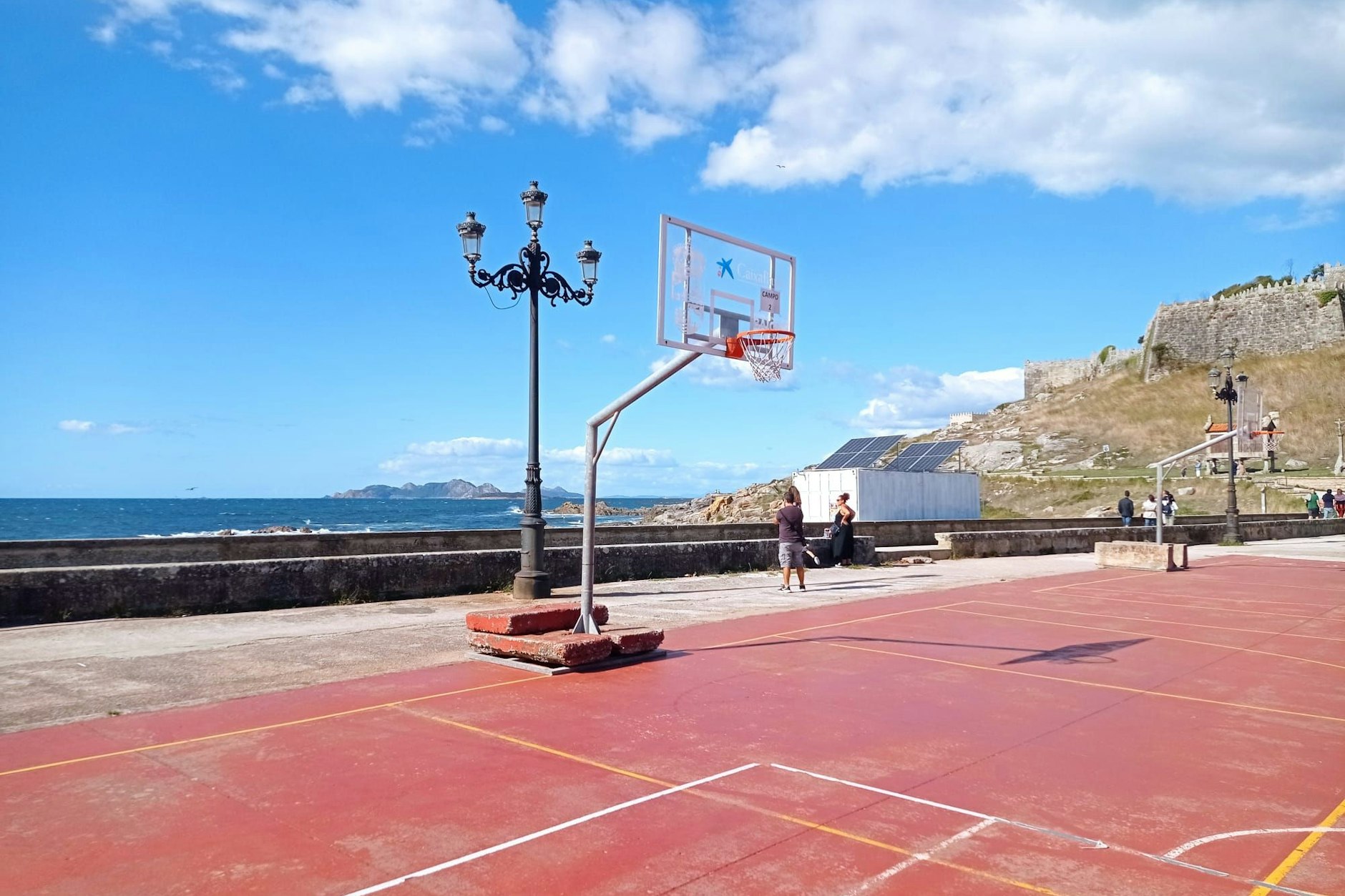 Unser Autor war entzückt von der Kulisse hinter dem Basketballfeld.&nbsp;