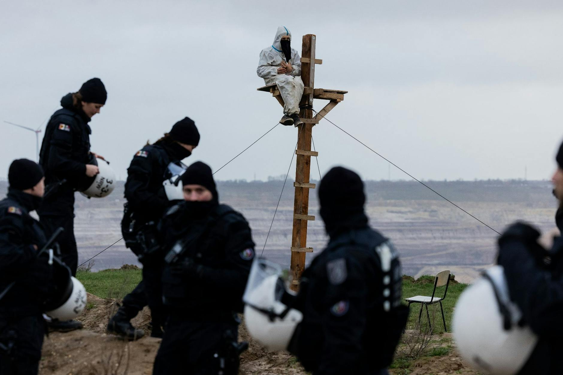 dpatopbilder - Ein Umweltaktivist sitzt auf einem Monopod unmittelbar an der Abrisskante des Braunkohletagebaus Garzweiler II. Die Polizei hat nach eigenen Angaben erneut eine Barrikade am besetzten Braunkohledorf Lützerath geräumt.
