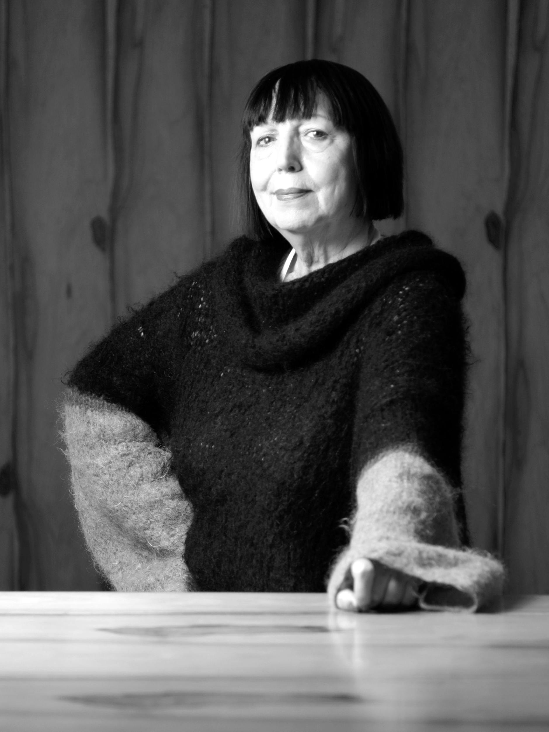 Die Strickdesignerin <strong>Claudia Skoda</strong> ist international als Ikone der Berliner Underground-Szene bekannt. Mit enger Anbindung an die Kunst- und Musikszene zeigte sie Fashionshows unter anderem in New York.