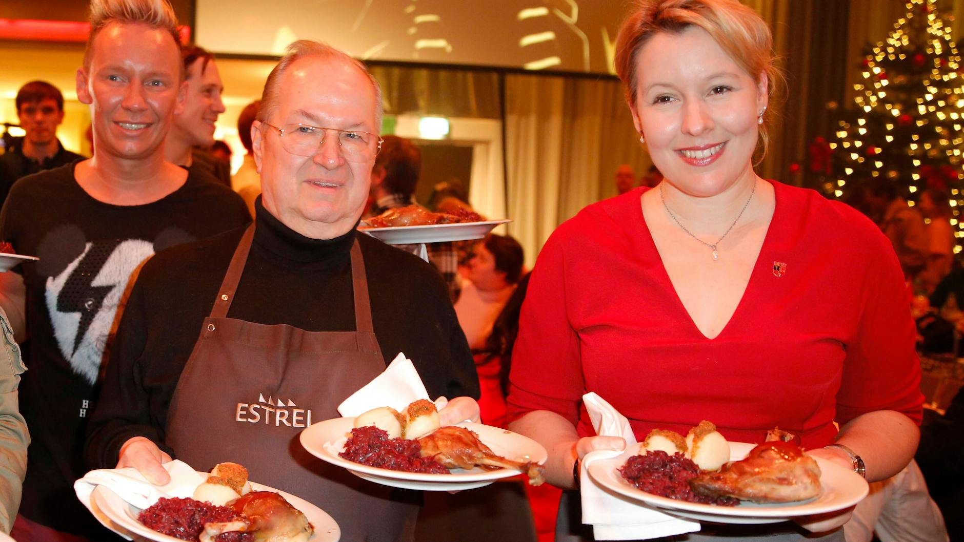 2017 machten Heinz Buschkowsky und Franziska Giffey noch gemeinsame Sache: Hier servierten sie zusammen bei Frank Zanders Weihnachtsessen für Bedürftige im Estrel.