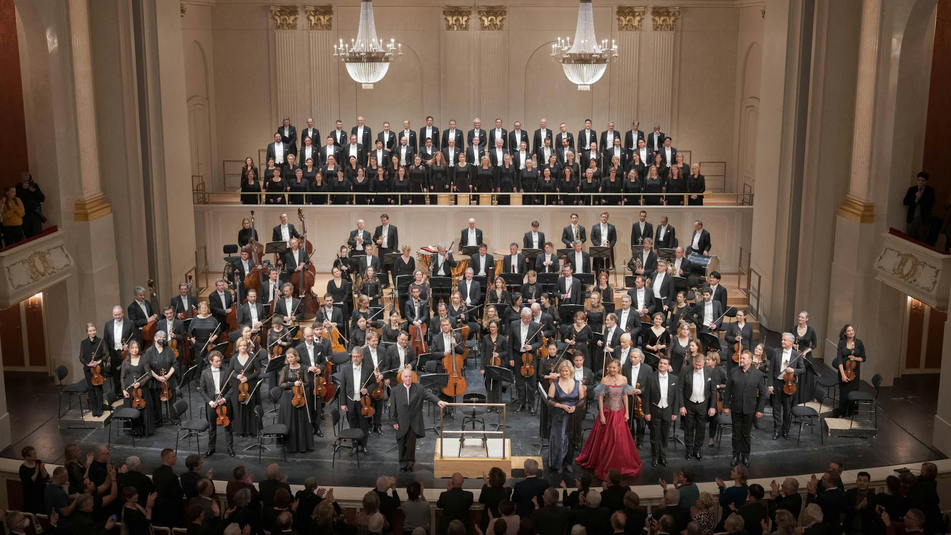 Sein bisher letzter Auftritt: Dirigent Daniel Barenboim steht am Silvesterabend vor der Staatskapelle und dem Staatsopernchor. Er dirigierte am Sonnabend vor einer Woche Beethovens neunte Sinfonie im Sitzen.