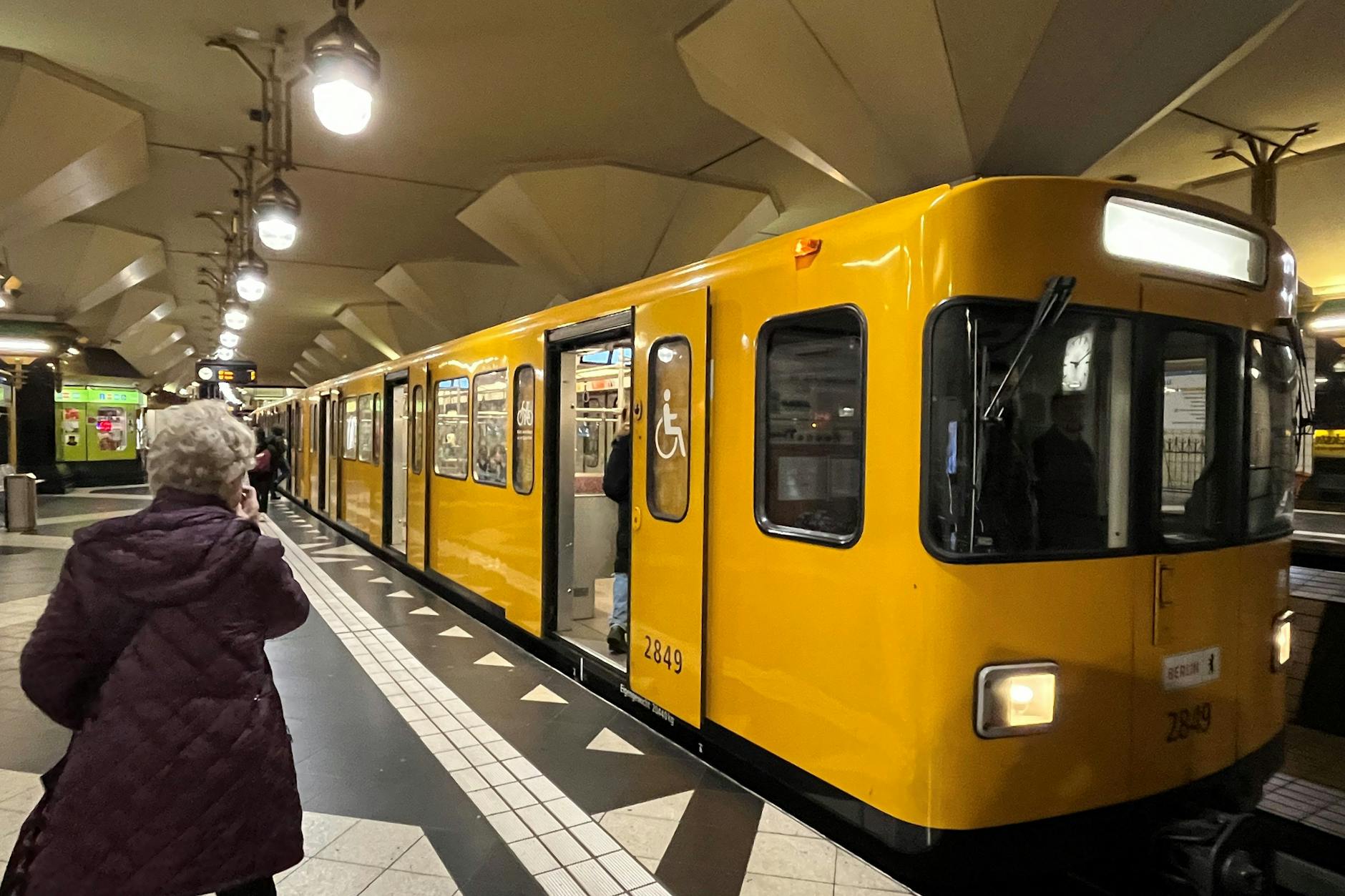 Seit 1984 beginnt die U7 im U-Bahnhof Rathaus Spandau. Der Tunnel führt bereits zur Seeburger Straße. Von dort soll die Verlängerung nach Heerstraße Nord und eventuell zur Stadtgrenze führen.