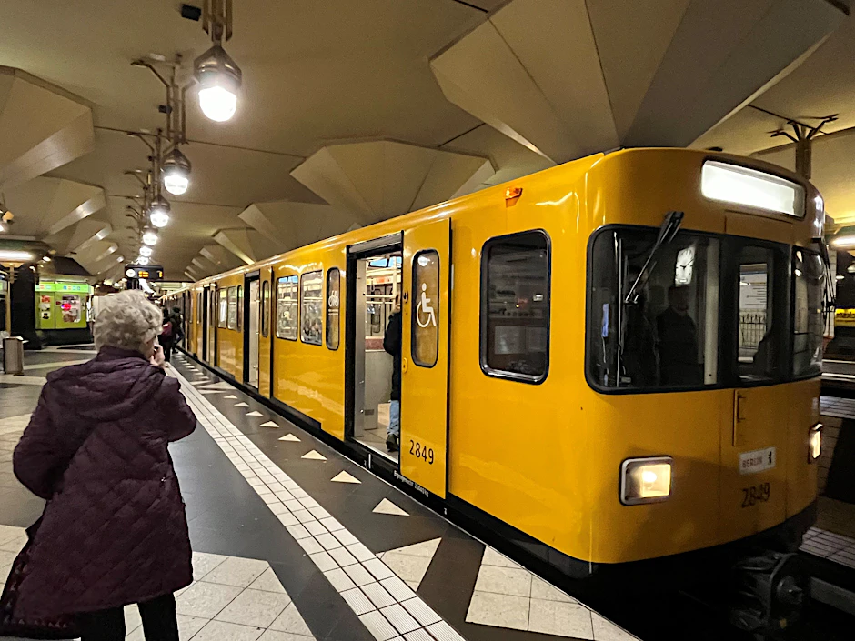 Seit 1984 beginnt die U7 im U-Bahnhof Rathaus Spandau. Der Tunnel führt bereits zur Seeburger Straße. Von dort soll die Verlängerung nach Heerstraße Nord und eventuell zur Stadtgrenze führen.