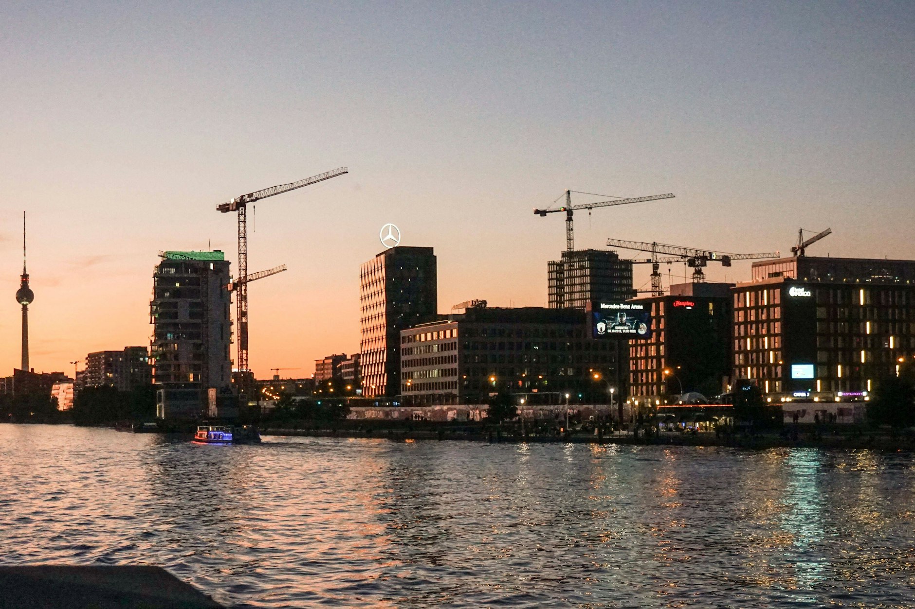 Berlin Spreeufer an der Oberbaumbrücke.