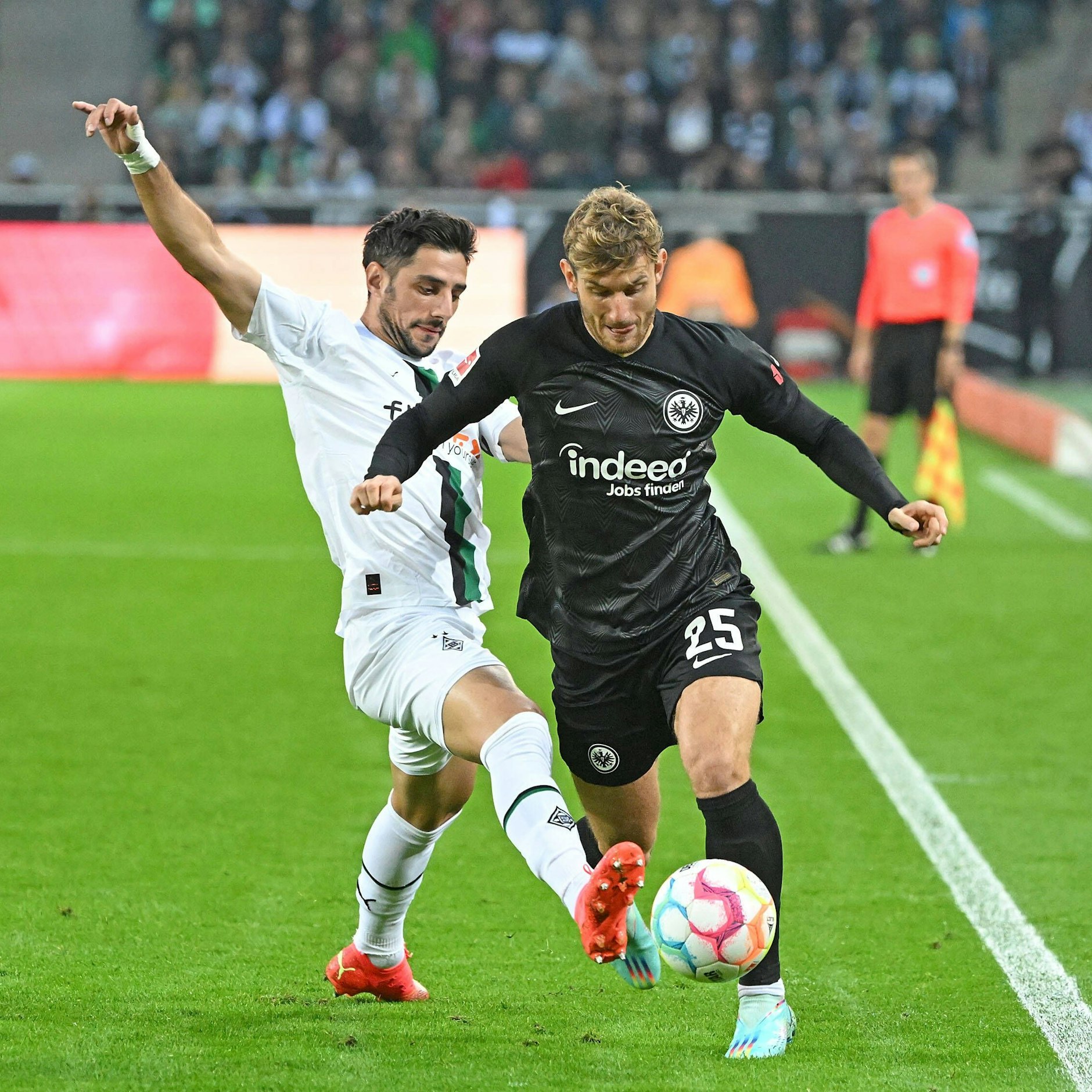 Christopher Lenz, hier im Duell mit Gladbachs Lars Stindl, ist in seinem zweiten Frankfurter Jahr auf dem Weg zum Durchbruch.