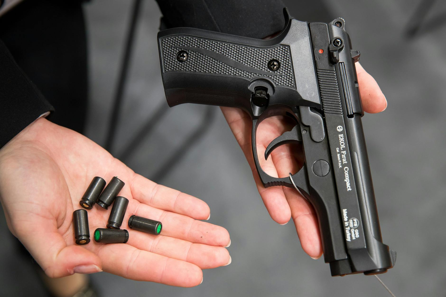 Eine 9mm Schreckschusswaffe mit Platzpatronen. Nancy Faeser will, dass die Waffen nicht mehr frei verkäuflich sind. 