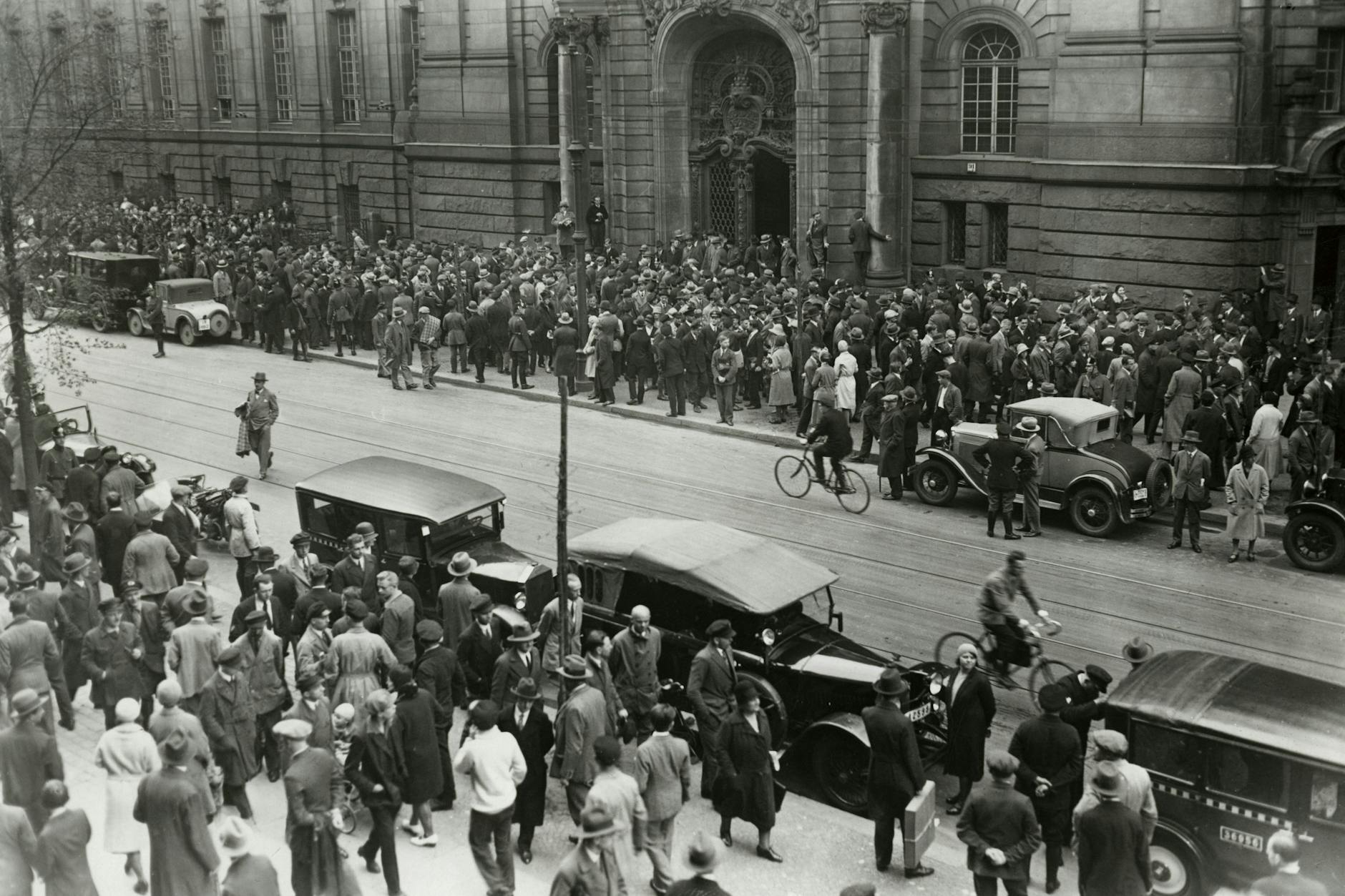Vor dem Kriminalgericht Moabit warten Hunderte Schaulustige auf die Ankunft der Zeugen. An diesem Tag war Adolf Hitler im Edenpalast-Prozess als Zeuge geladen. Anwalt Hans Litten hatte die Vernehmung beantragt.