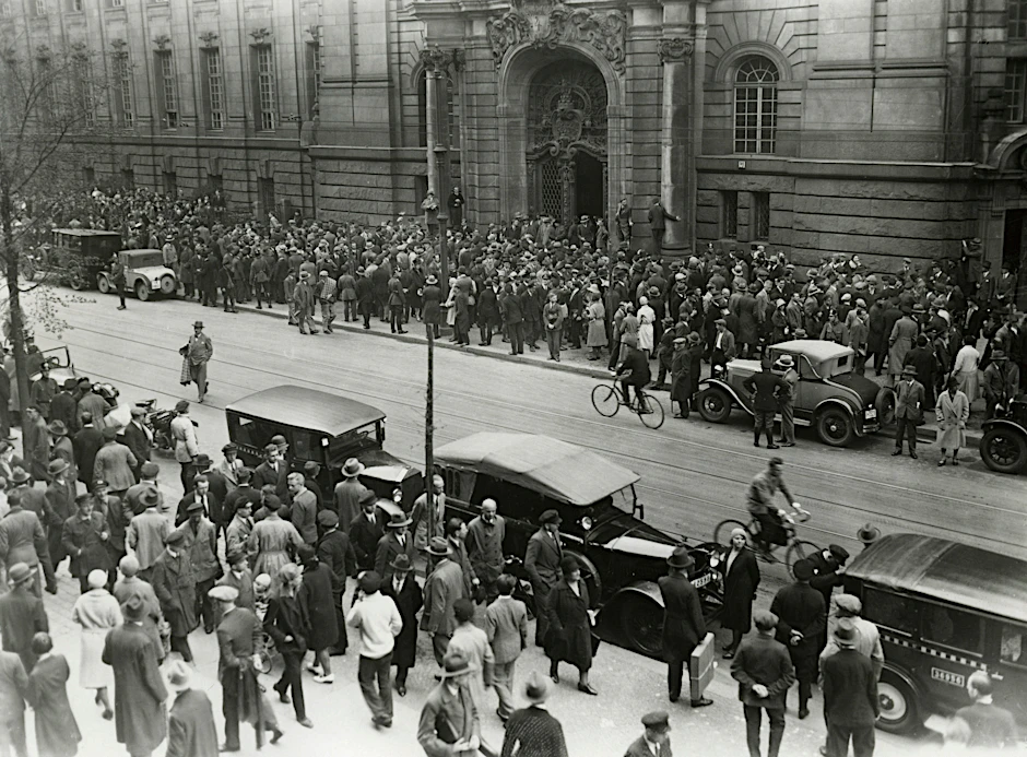 Vor dem Kriminalgericht Moabit warten Hunderte Schaulustige auf die Ankunft der Zeugen. An diesem Tag war Adolf Hitler im Edenpalast-Prozess als Zeuge geladen. Anwalt Hans Litten hatte die Vernehmung beantragt.