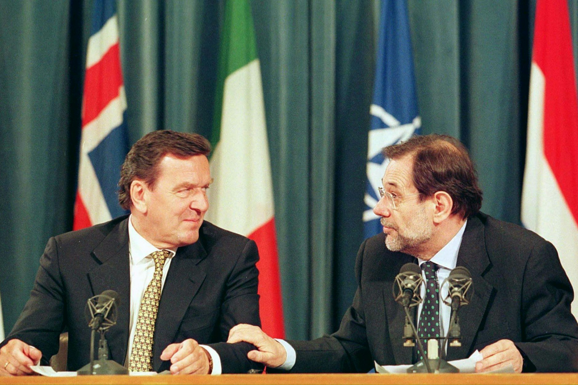 Altbundeskanzler und damaliger EU-Ratsvorsitzende Gerhard Schröder und NATO-Generalsekretär Javier Solana während der militärischen Lagebesprechung und dem Treffen mit den NATO-Botschaftern im NATO-Hauptquartier in Brüssel, Mai 1999.