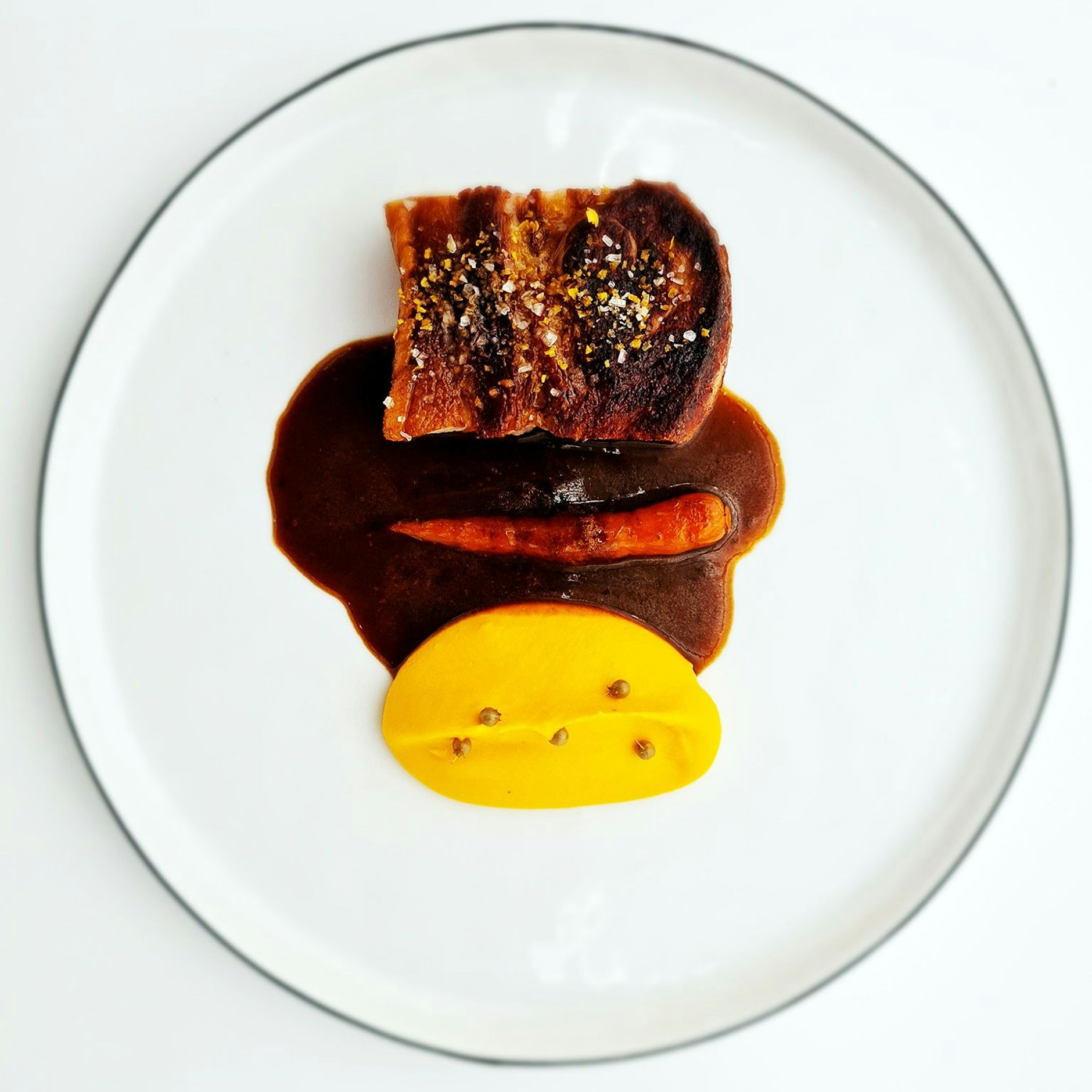 Wollschwein mit einsamer Eismöhre