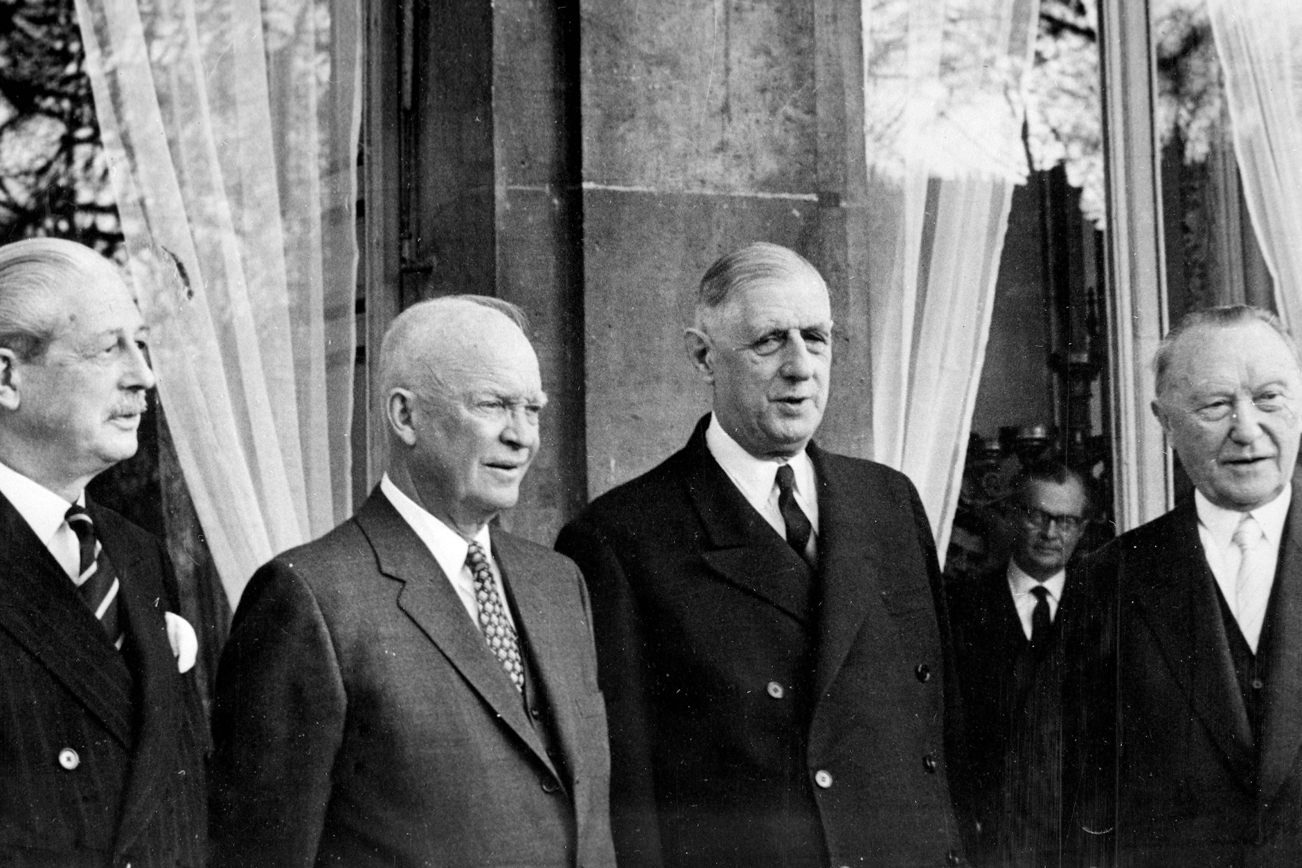 Auf den Stufen des Elysees-Palastes in Paris nach dem Gipfeltreffen am 21. Dezember 1959 posieren von links nach rechts der britische Premierminister Harold Macmillan, der amerikanische Präsident Eisenhower, der französische Präsident Charles de Gaulle und der westdeutsche Bundeskanzler Dr. Konrad Adenauer.