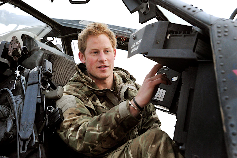 Prinz Harry sitzt während seiner Zeit als Soldat in Afghanistan im Cockpit eines Apache-Hubschraubers.