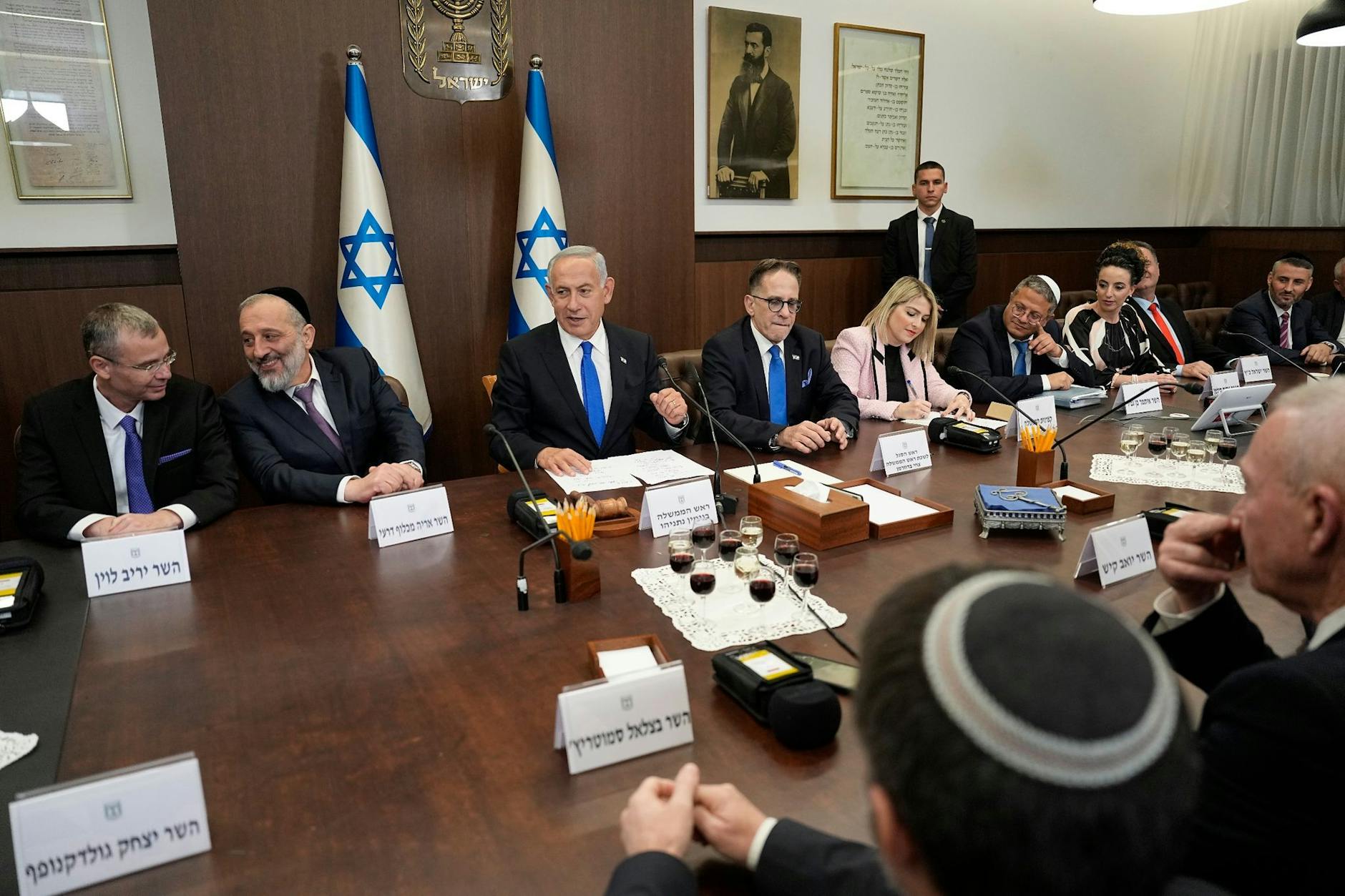 Der israelische Ministerpräsident Benjamin Netanjahu (M) und sein Justizminister Jariv Levin (l) planen eine heftig umstrittene Justizreform.
