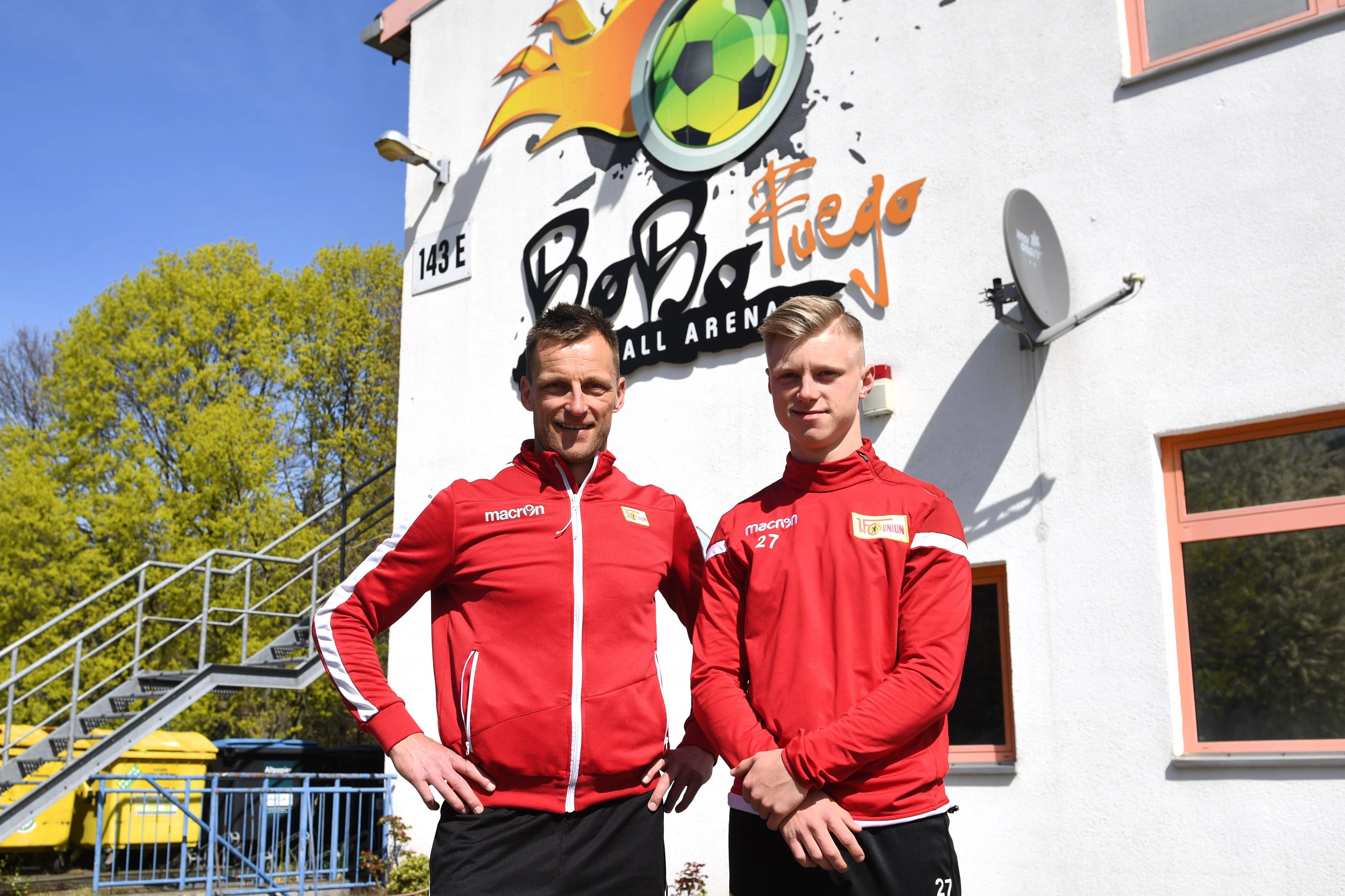 Ronny Nikol (l., daneben Etienne) betrieb in Weißensee zehn Jahre die Fußballarena BoBo Fuego. Auf dem Areal entstehen nun aber Wohnungen.