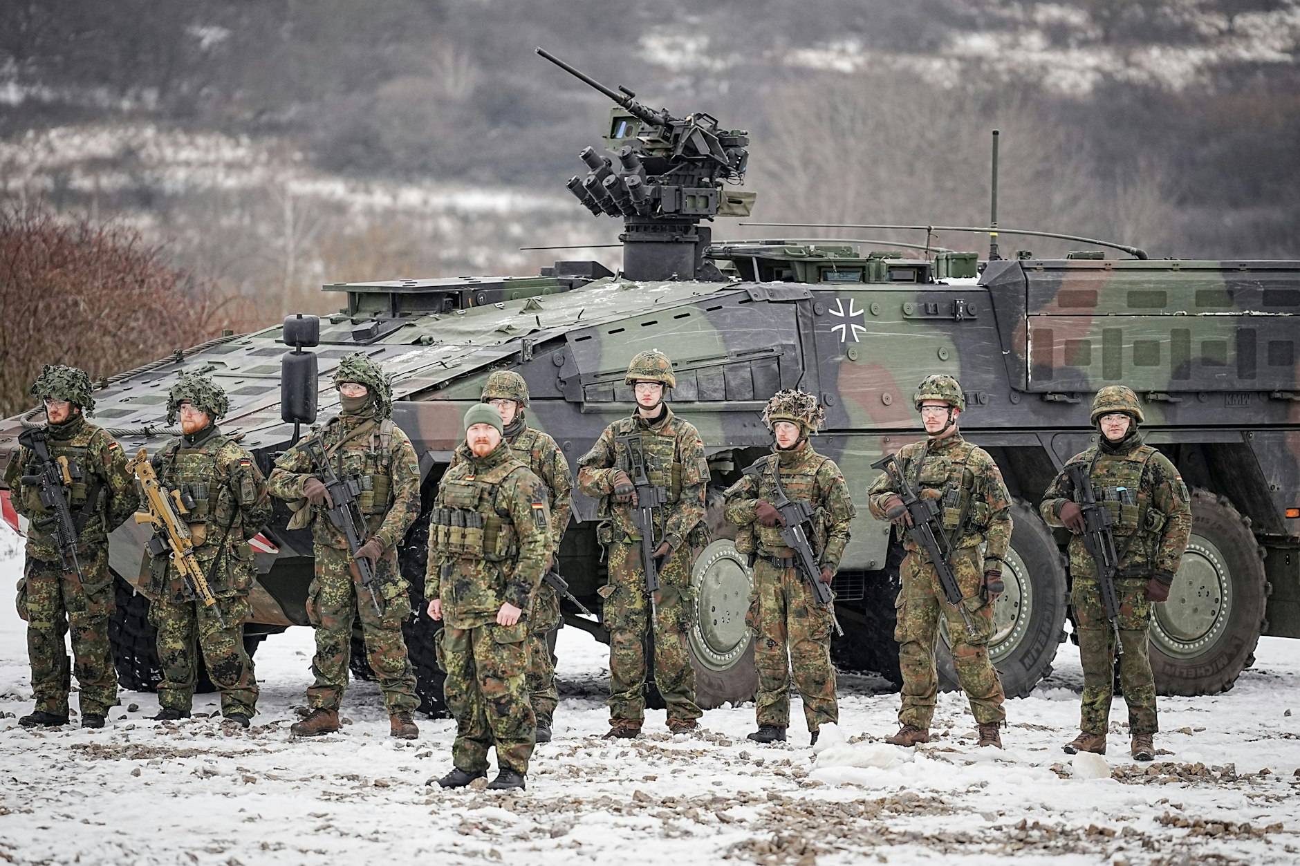 In der Slowakei stationierte Bundeswehrsoldaten stehen im Feldlager in Lest an dem gepanzerten Truppentransporter vom Typ Boxer. Seit dem Kriegsausbruch in der Ukraine gibt es mehr Kriegsdienstverweigerer.