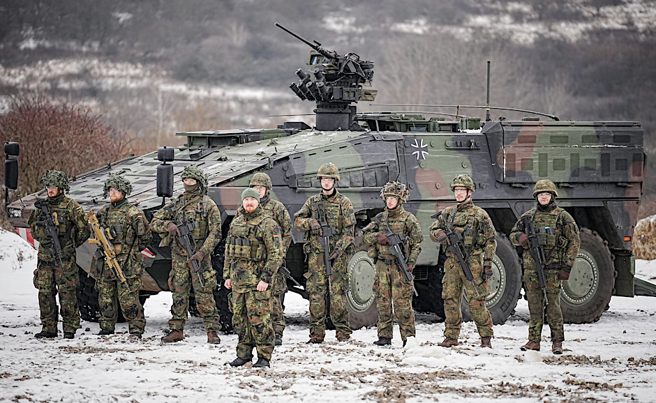 In der Slowakei stationierte Bundeswehrsoldaten stehen im Feldlager in Lest an dem gepanzerten Truppentransporter vom Typ Boxer. Seit dem Kriegsausbruch in der Ukraine gibt es mehr Kriegsdienstverweigerer.