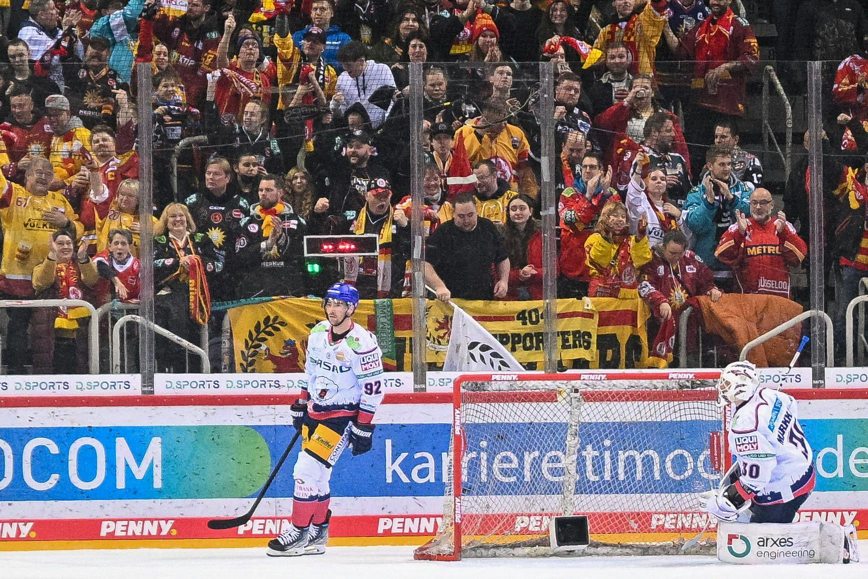 Das ist so bitter: Auf der Tribüne freuen sich die DEG-Fans über das 1:1, auf dem Eis entgleisen Marcel Noebels (l.) und Torwart Juho Markkanen die Gesichtszüge.