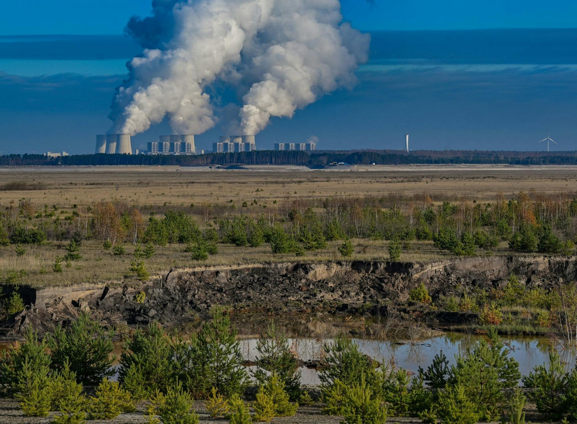 ARCHIV - Wasserdampf steigt aus den Kühltürmen des Braunkohlekraftwerks Jänschwalde der Lausitz Energie Bergbau AG.
