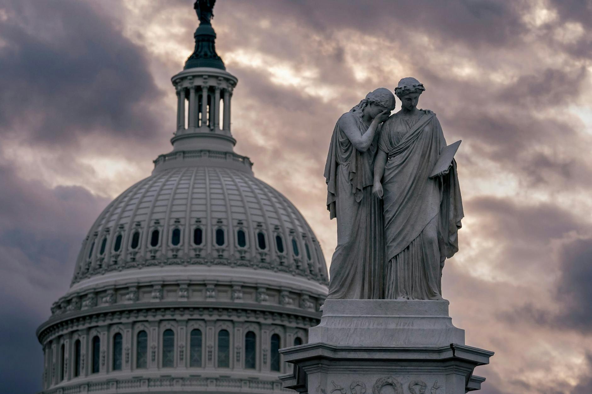 Der Blick auf das Friedensdenkmal und die Kuppel des US-Kapitols in Washington bei bewölktem Himmel, während das US-Repräsentantenhaus versucht, einen Sprecher zu wählen.