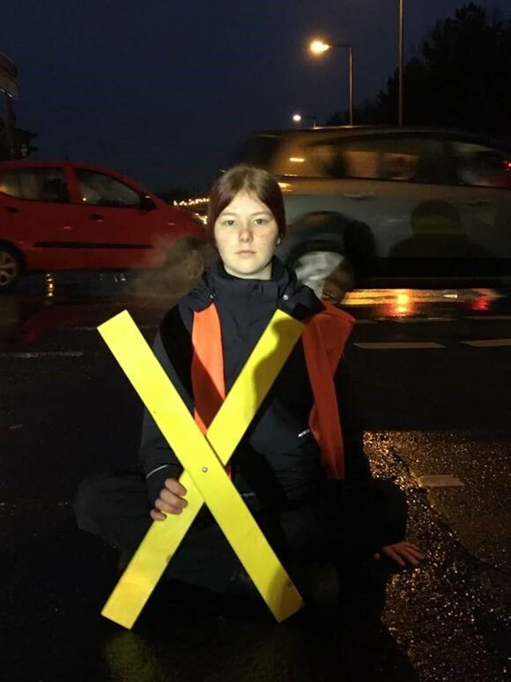 Letzte Generation blockiert mit gelben Kreuzen Berliner Verkehr