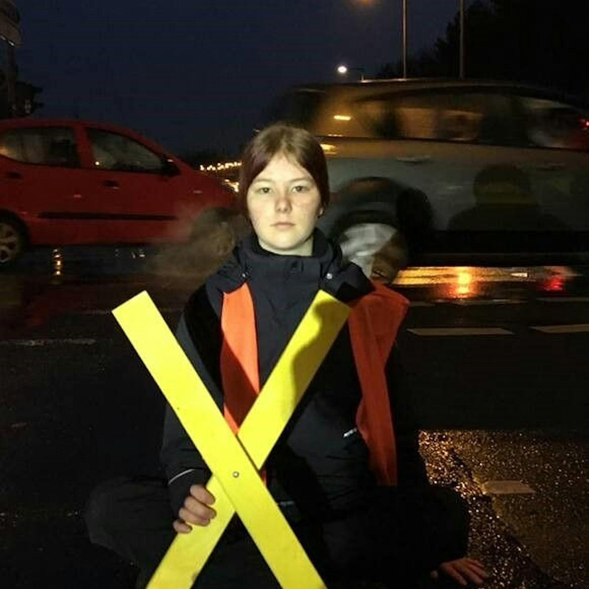 Letzte Generation blockiert mit gelben Kreuzen Berliner Verkehr