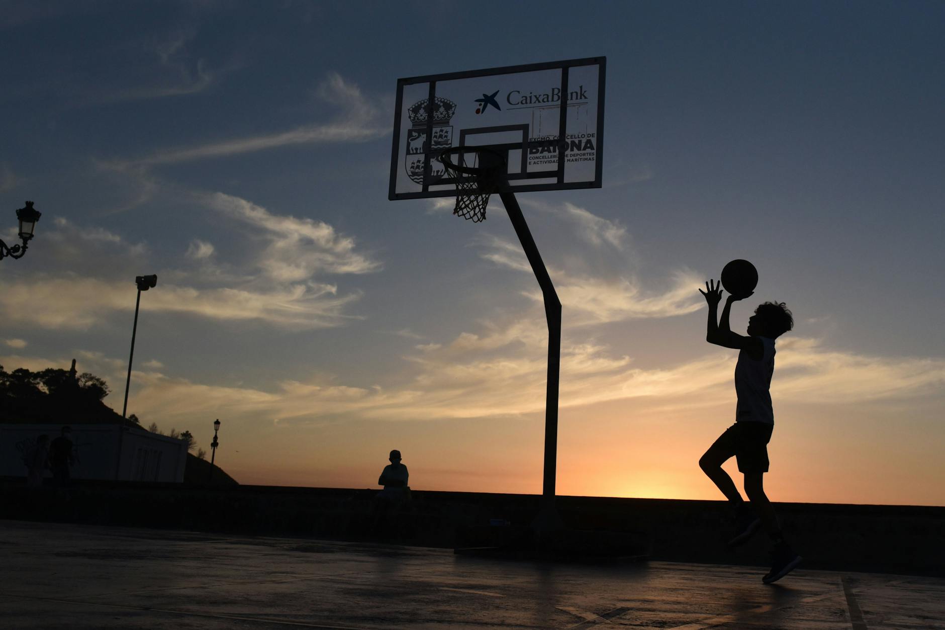 Im Sonnenuntergang vor Baiona werden noch ein paar Würfe genommen. 