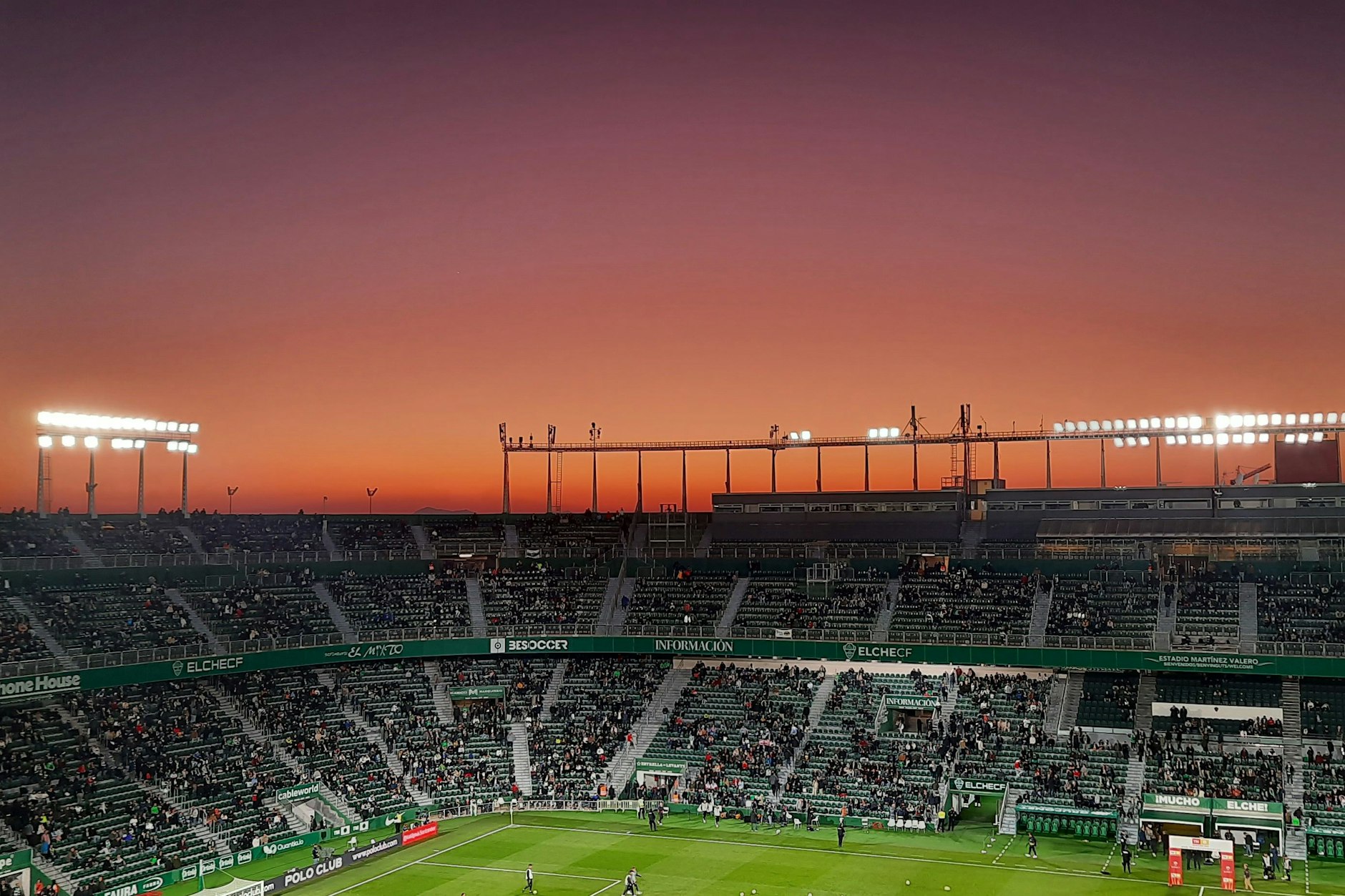 Der feurig-rote Abendhimmel über bzw. hinter dem Stadion war deutlich schöner und imposanter als das La-Liga-Spiel selbst.