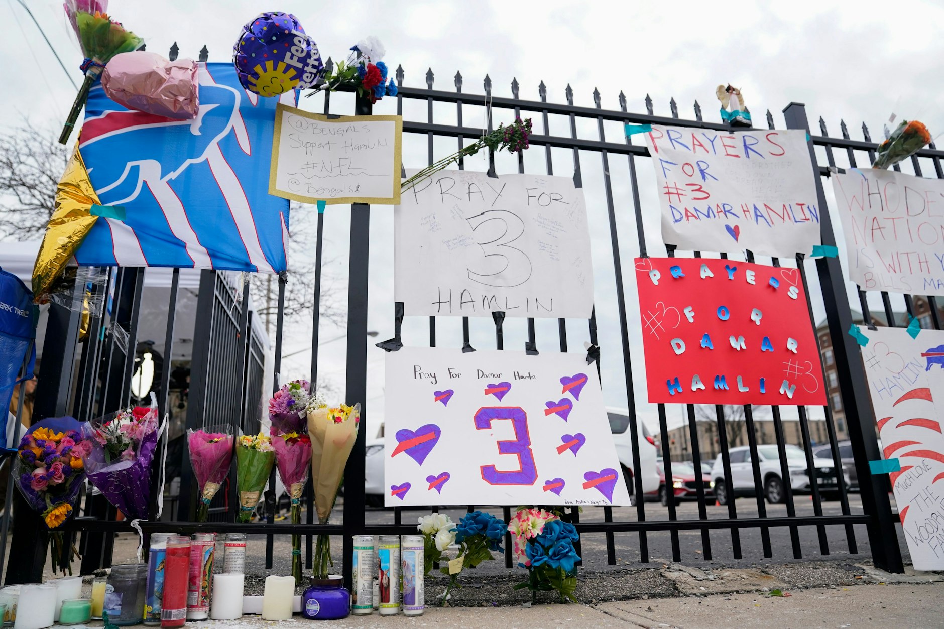 Aufmunternde Schilder hängen am Zaun vor dem UC Medical Center, in dem Buffalo Bills Safety Damar Hamlin seit Donnerstag stationär behandelt wird.