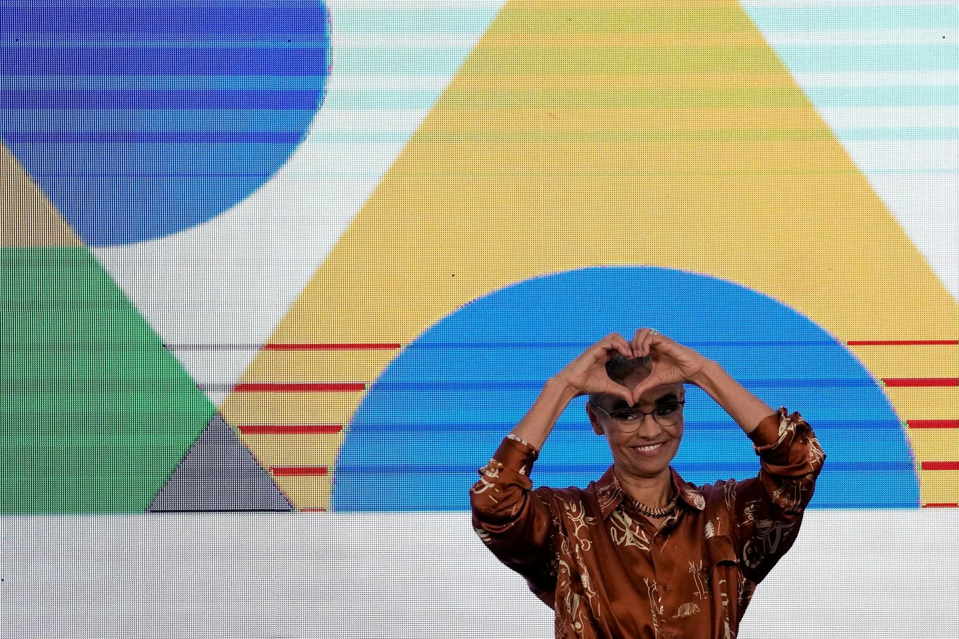 Eine Geste der Freude: Brasiliens neue Umweltministerin Marina Silva formt ein Herz mit ihren Händen als sie im Planalto-Palast in Brasilia vereidigt wird.