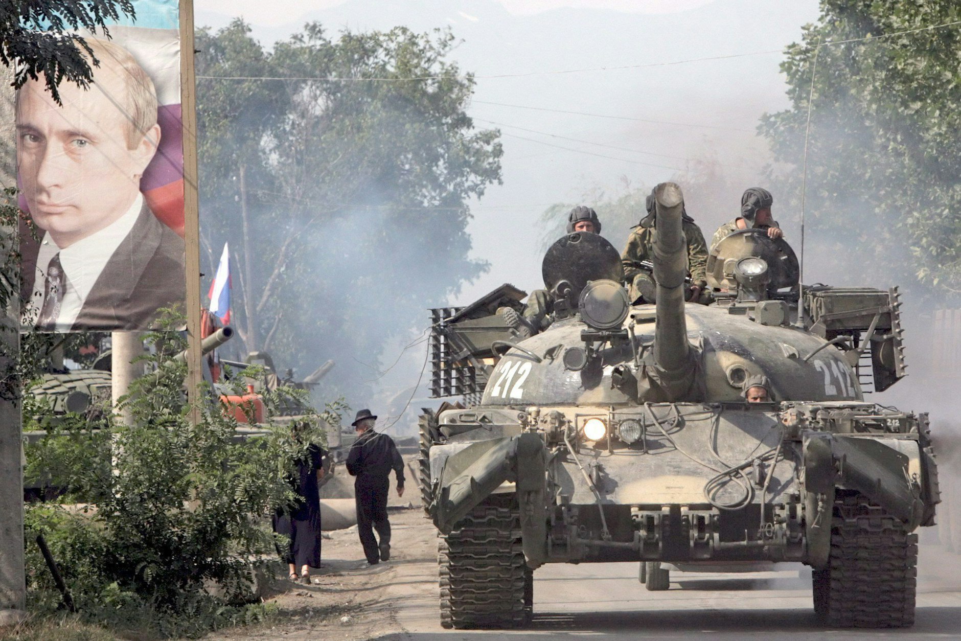 Ein russischer Panzer fährt am 20. August 2008 als Teil eines Konvois durch Zchinwali, Südossetien, Georgien, vorbei an einem riesigen Porträt des russischen Premierministers Wladimir Putin. Russland hat den Entwurf einer Resolution des UN-Sicherheitsrats zu Georgien mit der Begründung abgelehnt, er widerspreche den Bedingungen des Waffenstillstandsabkommens von letzter Woche. 