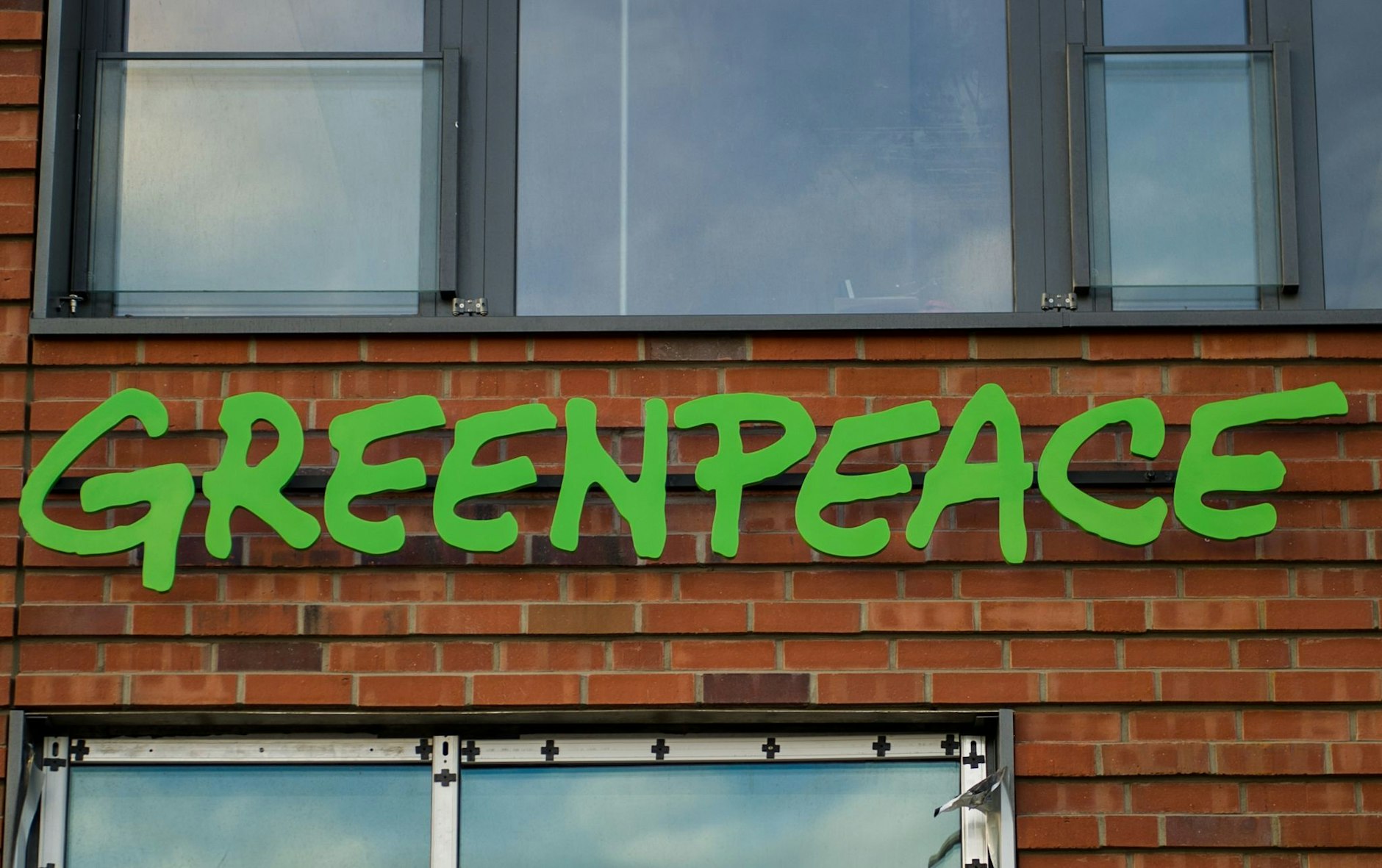 ARCHIV - Greenpeace fordert: Emissionen einsparen, statt sie anschließend wieder einzufangen.  