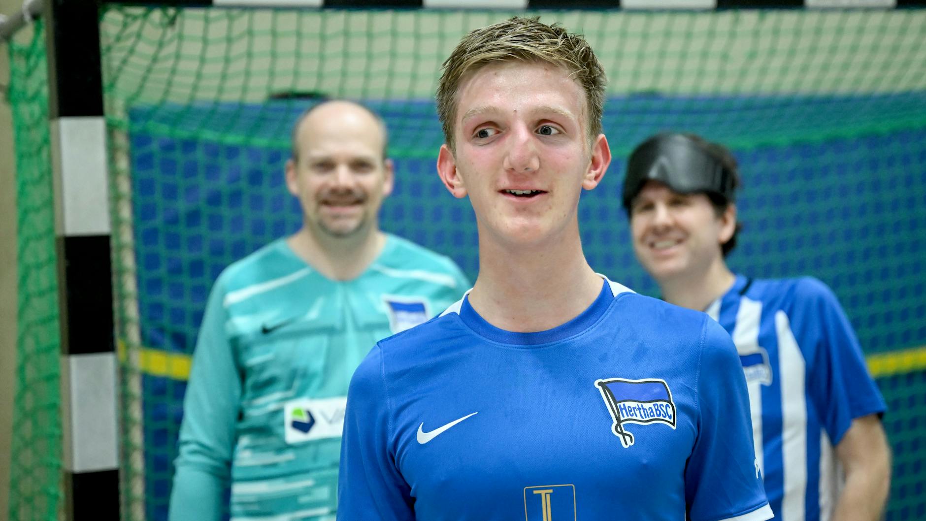 Emilio Eichler (Mitte) und Lars Stetten (r.) sind blind. Nur Torwart Martin von Hermann kann sehen.