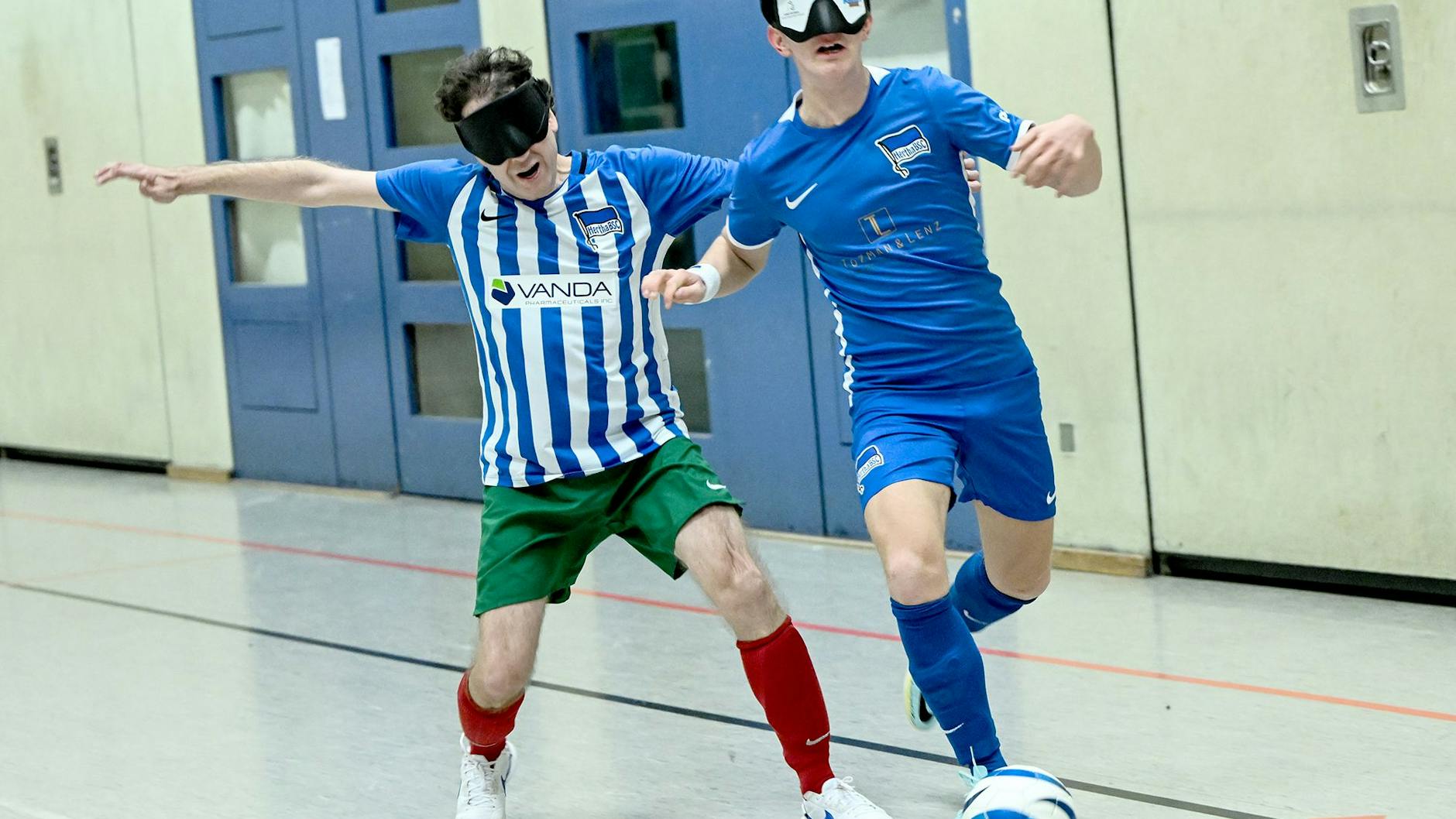 Im Zweikampf: Emilio Eichler (r.) und Lars Stetten beim Training.