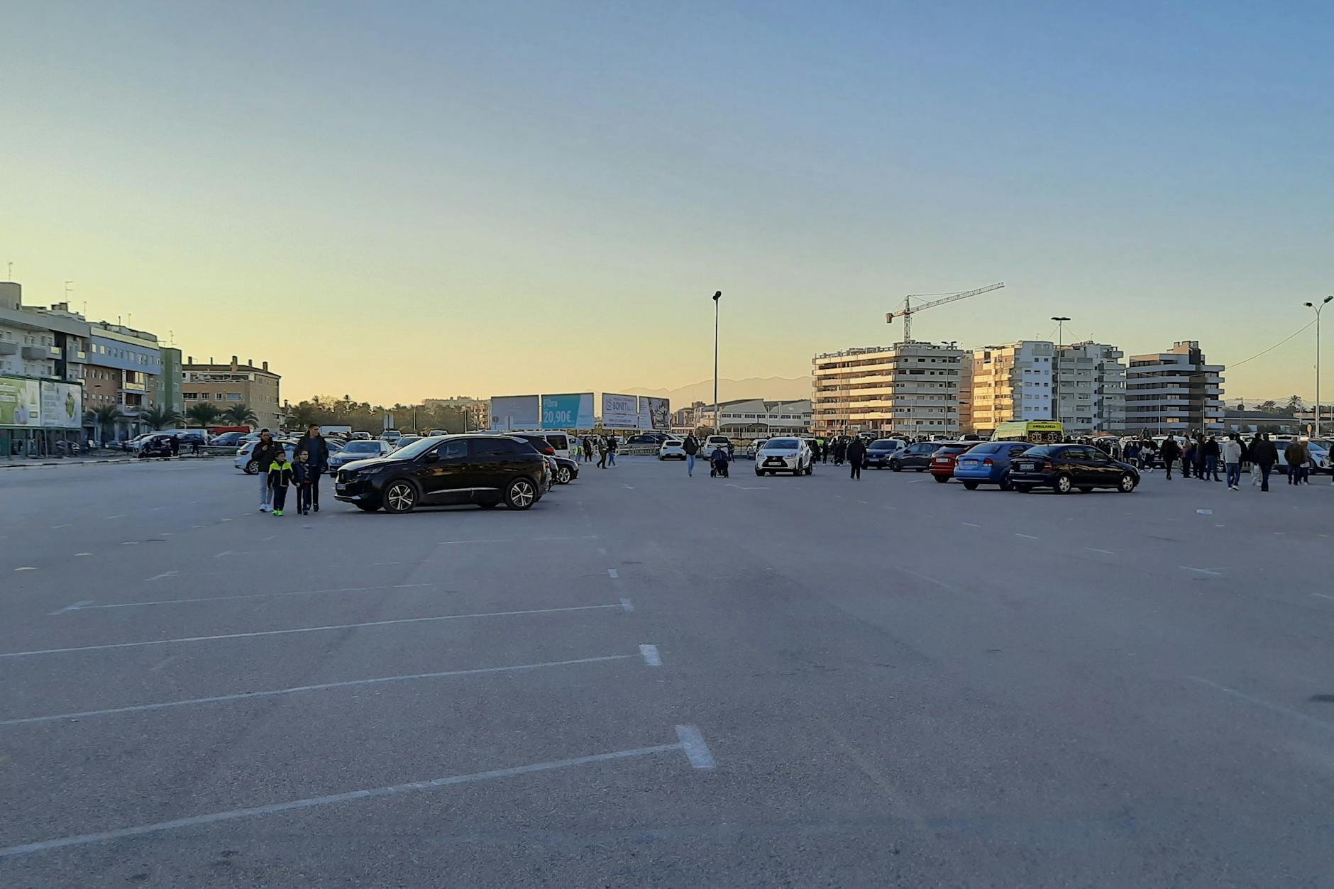 Direkt vor dem Stadion waren noch unzählige Parkplätze frei. Bei Profifußballspielen in Berlin völlig undenkbar.