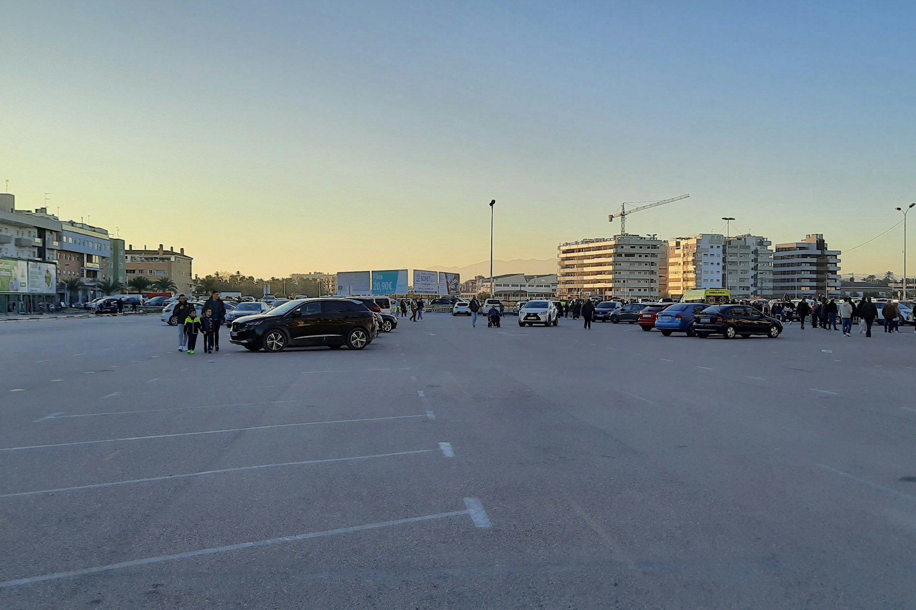 Direkt vor dem Stadion waren noch unzählige Parkplätze frei. Bei Profifußballspielen in Berlin völlig undenkbar.