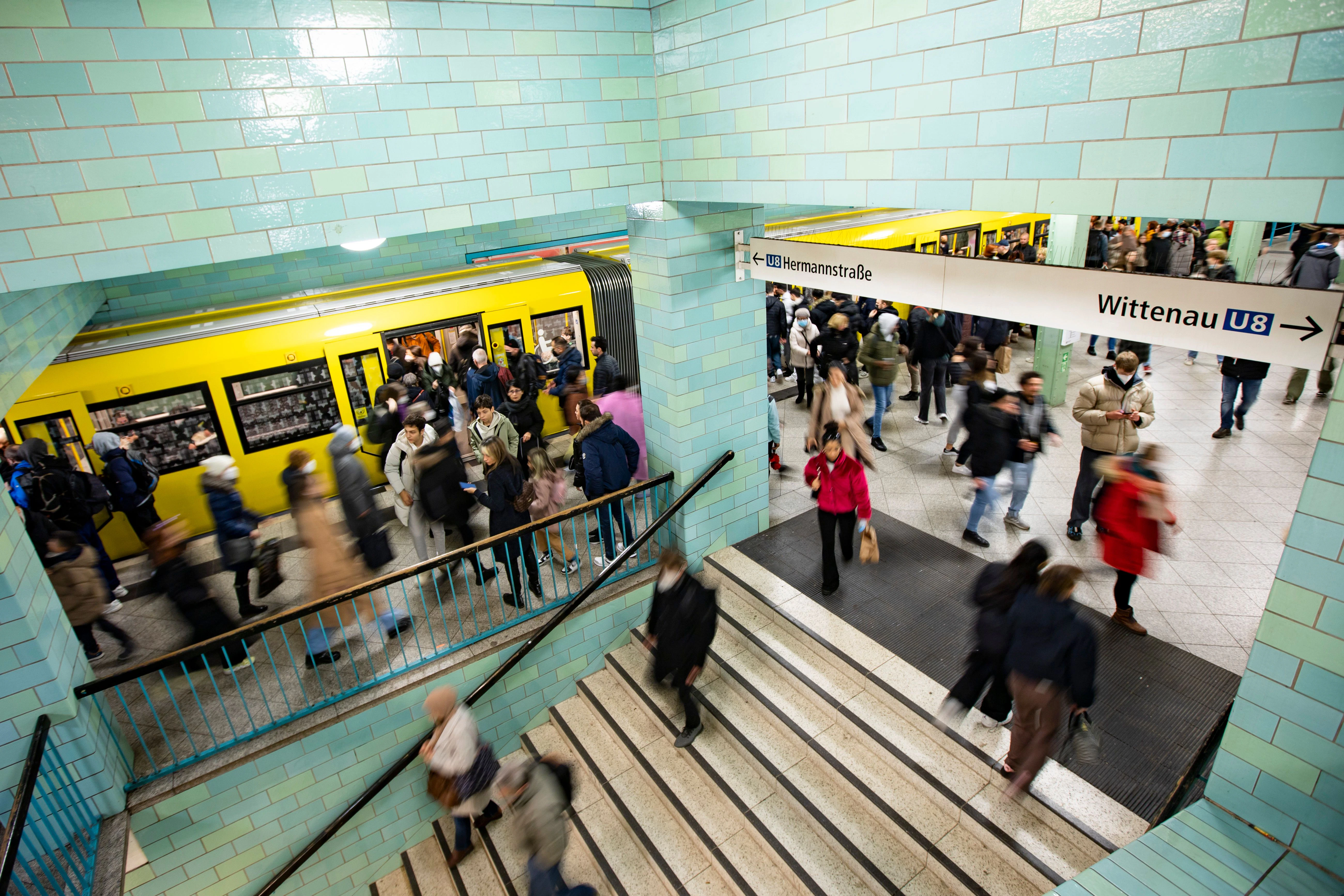 Der Bahnsteig zur U8 am Alexanderplatz: Hat ChatGPT hier die Essenz Berlins gefunden?
