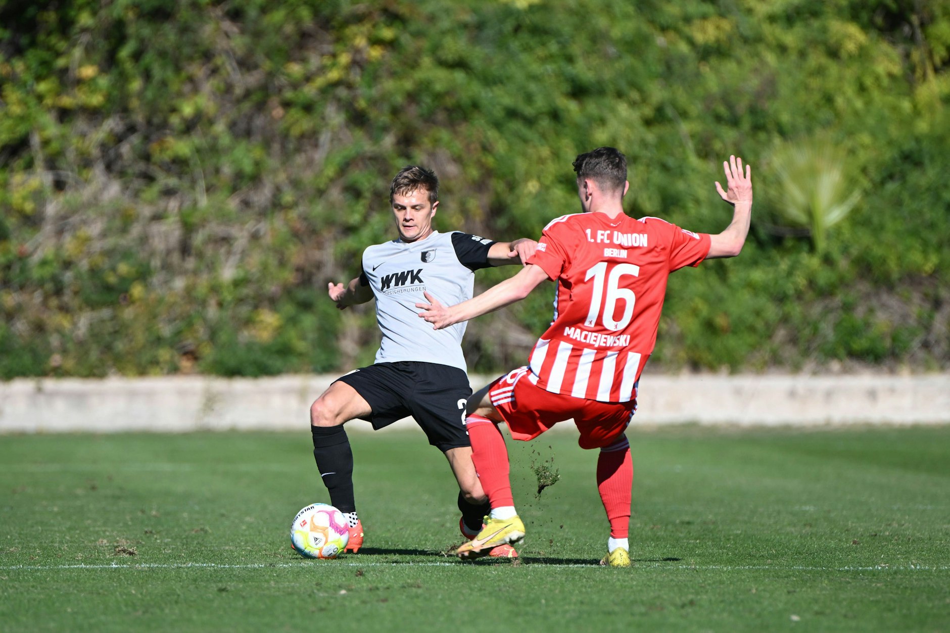FCU-Rechtsverteidiger Tim Maciejewski (r.) im Zweikampf mit Robert Gumny vom FC Augsburg.