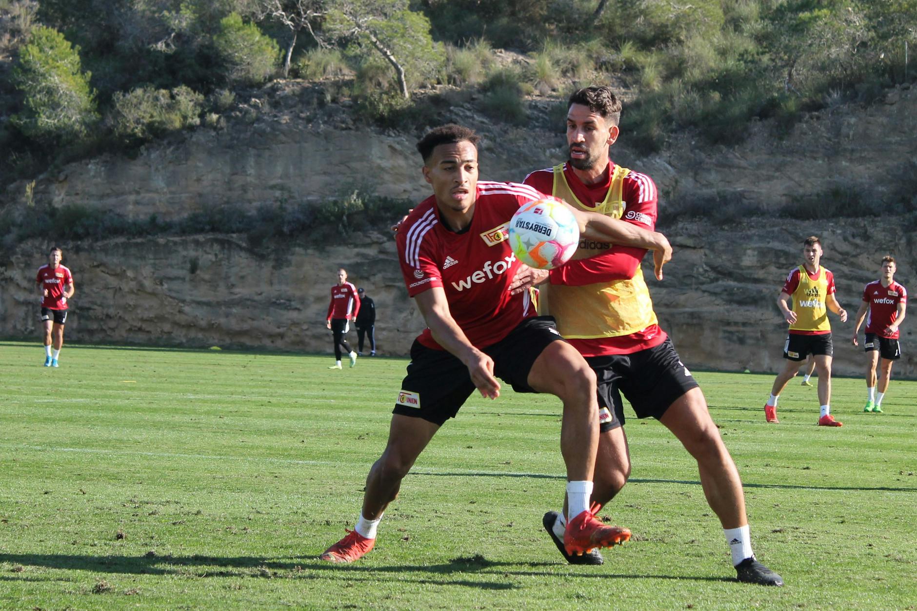 Jamie Leweling (v.-l.) muss sich im Training beweisen bzw. anbieten und körperlich weiter zulegen, auch wenn er es Rani Khedira (v.-r.) hier schwer macht, an den Ball zu kommen.