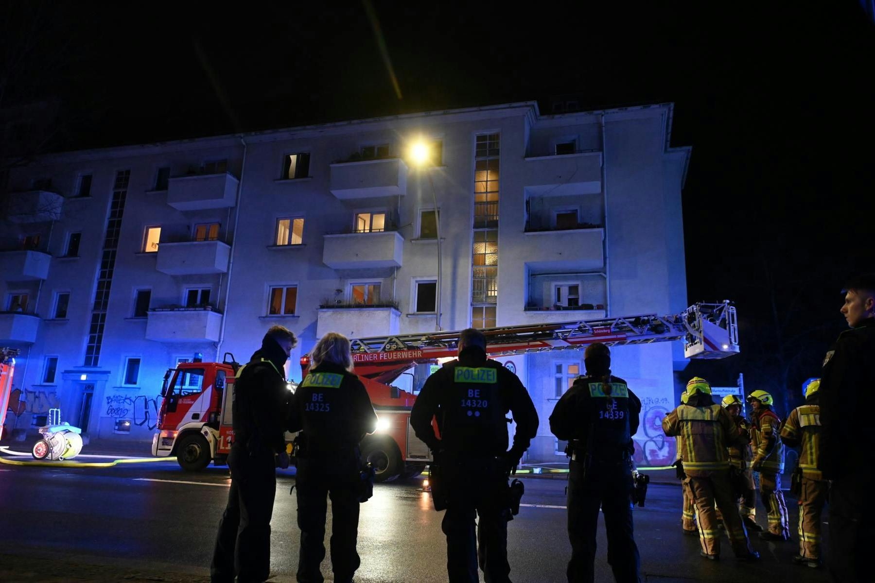 Die Feuerwehr im Einsatz in der Neuköllner Manteuffelstraße. Hier hat es im Keller gebrannt.