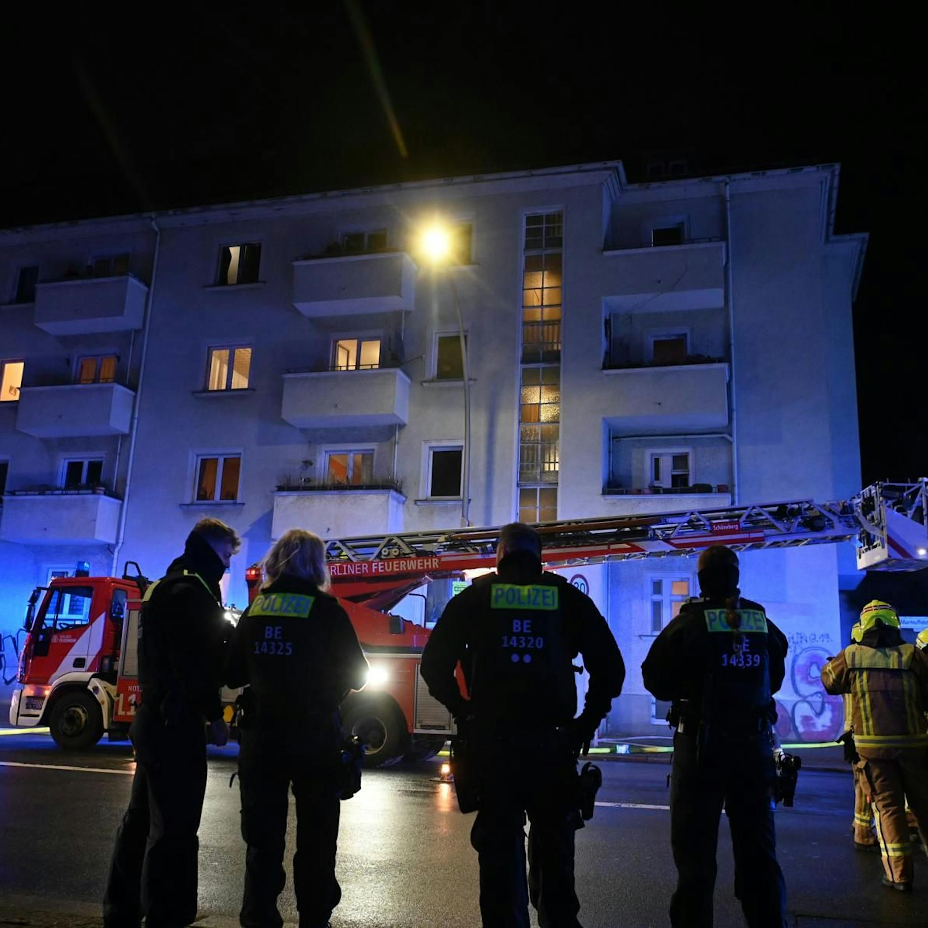 Zwei Feuer in Neukölln und Tempelhof: Feuerwehr rettet 19 Personen aus zwei Häusern