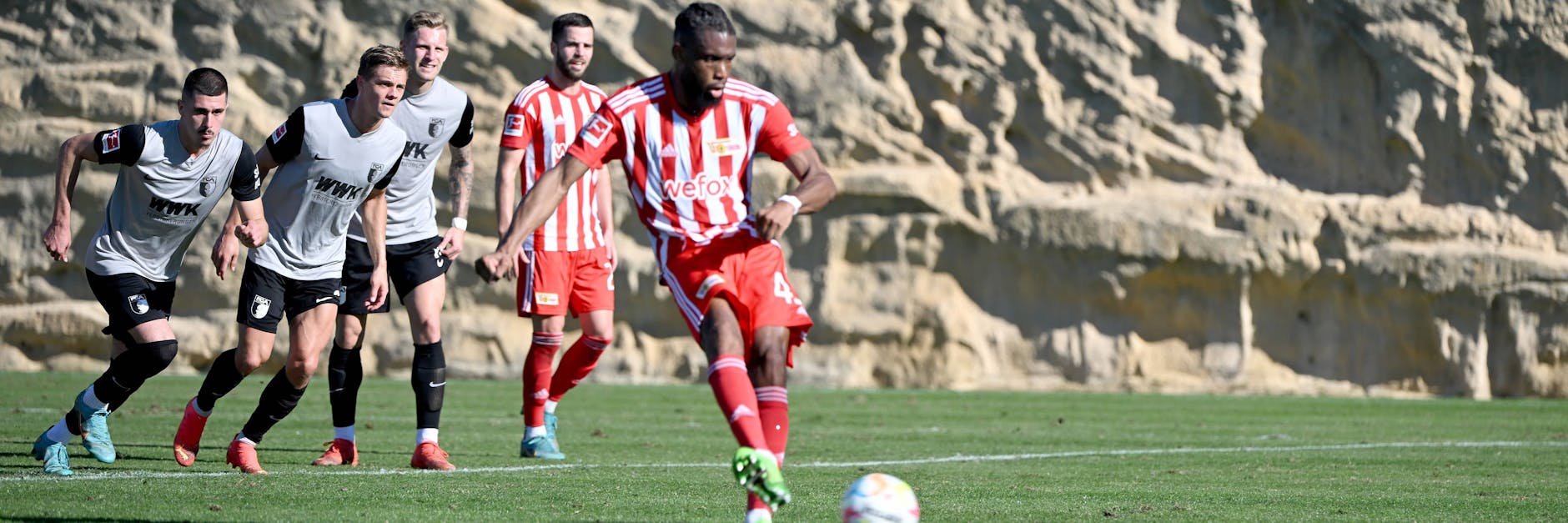 Jordan Siebatcheu erzielt per Strafstoß das erste Tor des 1. FC Union im Jahr 2023. Es ist das Siegtor im ersten Test des Doppelpacks gegen den FC Augsburg. 