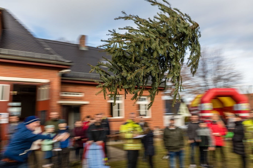 Kennen Sie WeihnachtsbaumWeitwurf? In Cottbus ist das Volkssport