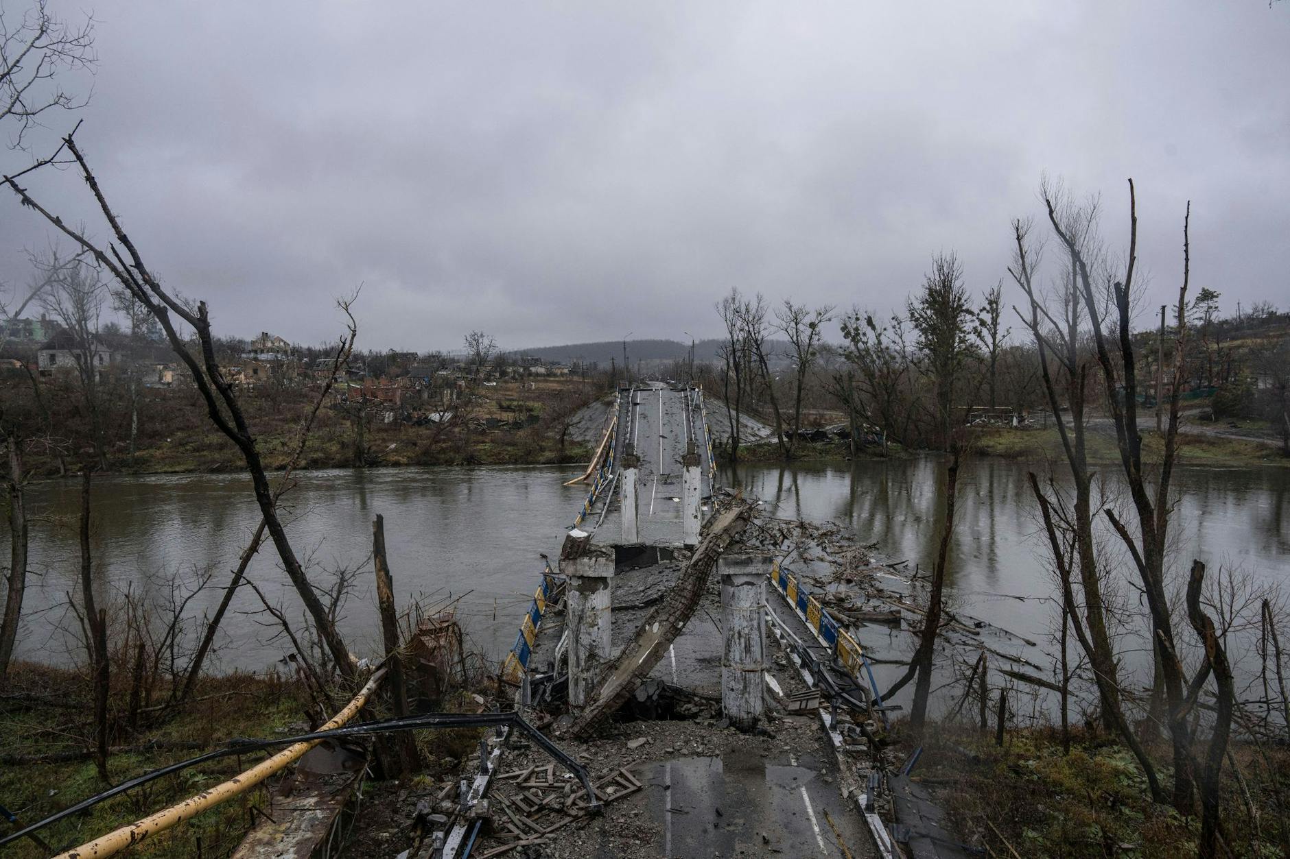Trümmer einer zerstörten Brücke liegen in dem Fluss Siwerskyj-Donez.