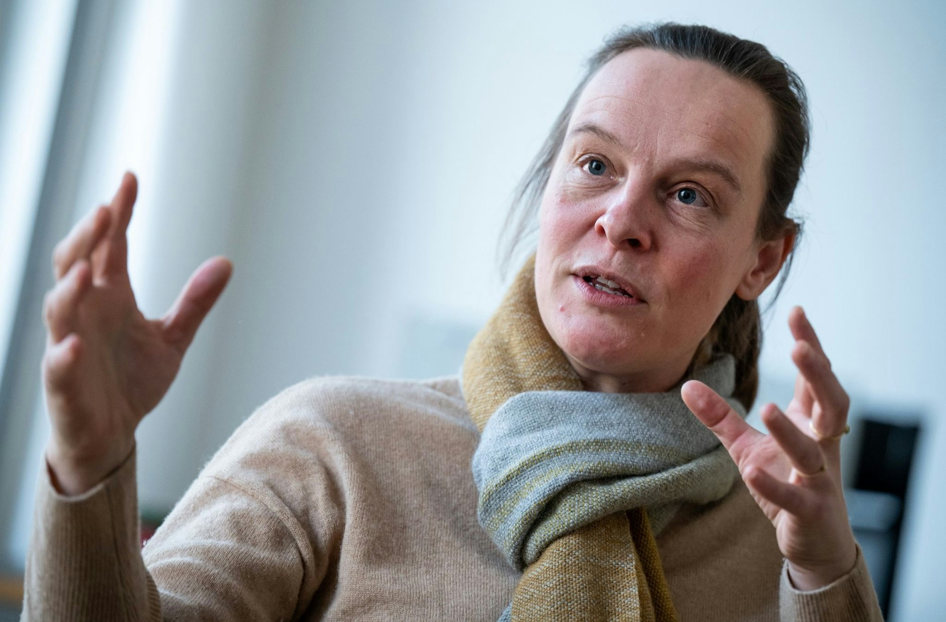 ARCHIV - Lena Kreck (Die Linke), Berliner Senatorin für Justiz, sitzt in ihrem Büro.  