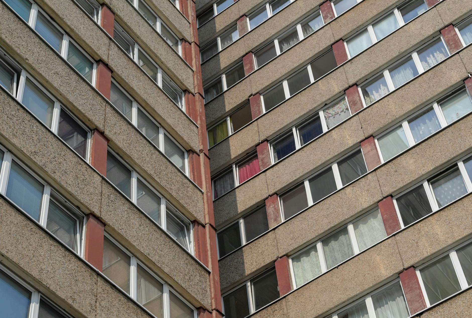 ARCHIV - Ein Hochhaus in einem Plattenbaugebiet. a/Symbolbild