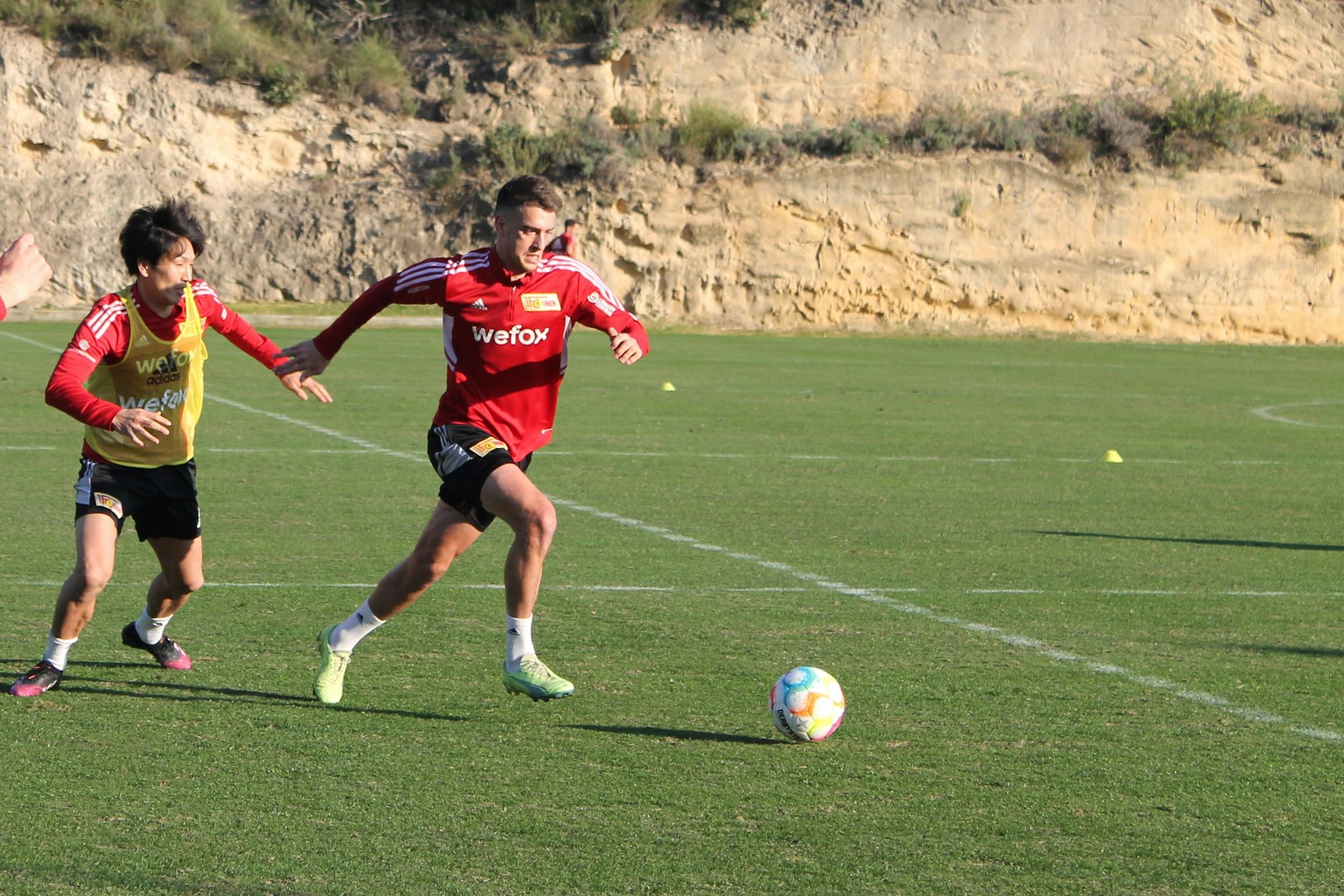 Janik Haberer (r.) verpasste die beiden Testspiele gegen den FC Augsburg leicht angeschlagen.