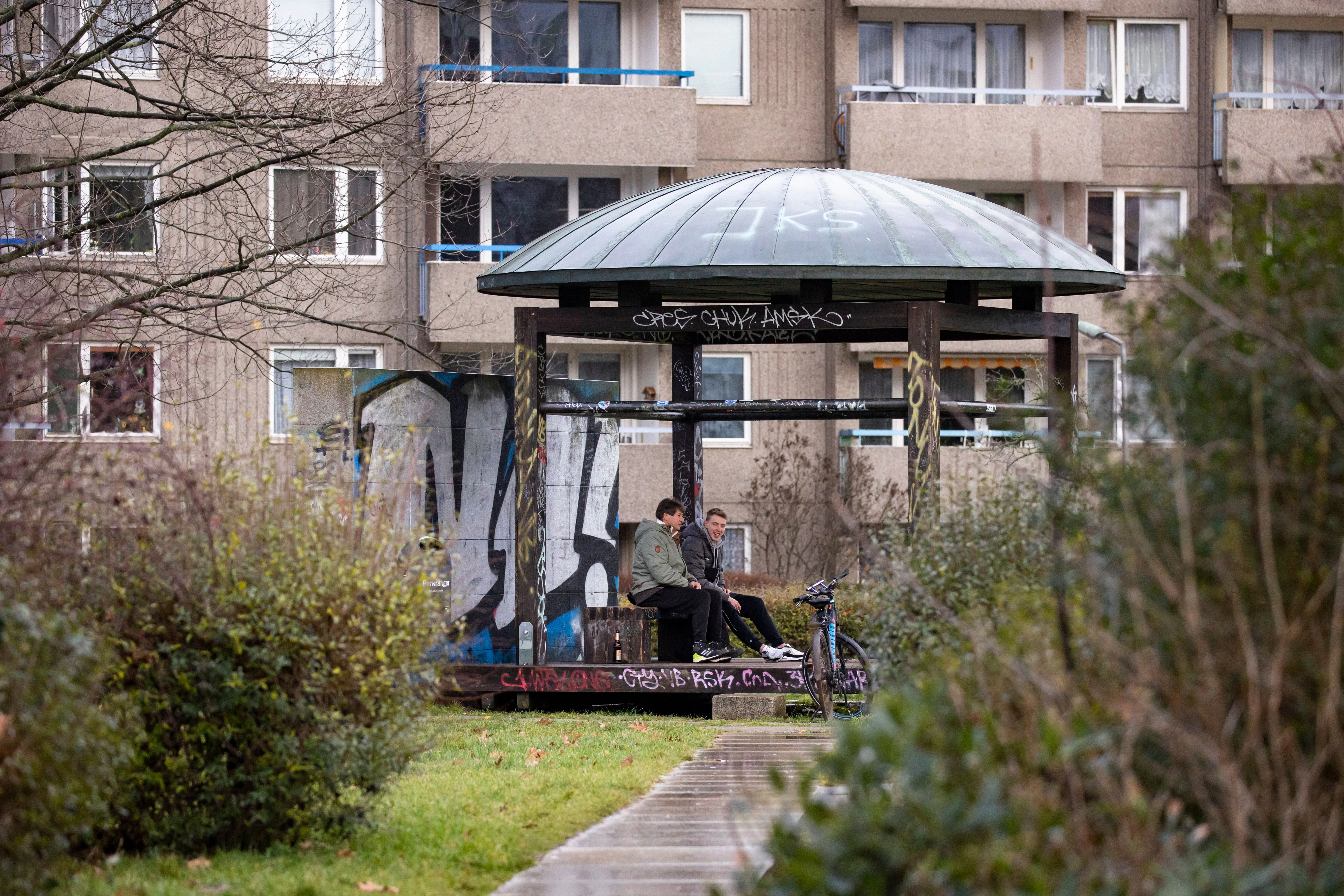 Jugendliche in einem Park in der Gropiusstadt.